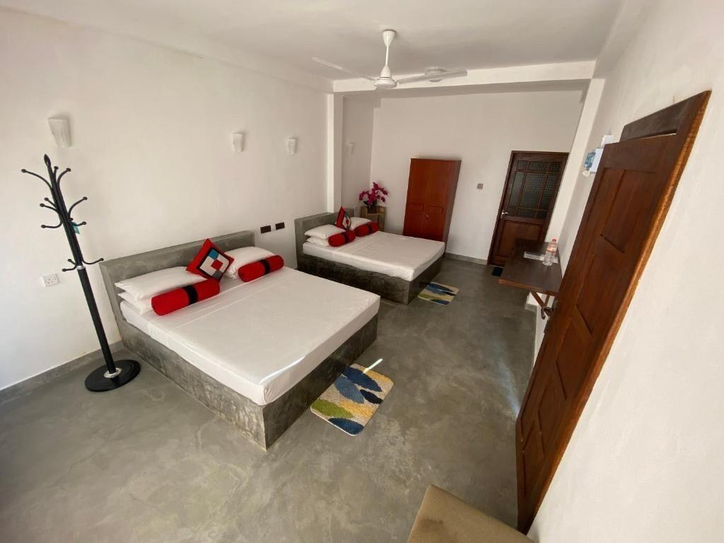 Varios Ella backpack hostel