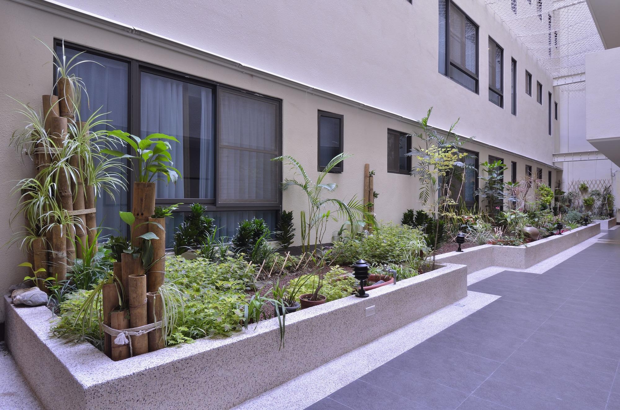 Vista Exterior Hotel Modern Puli