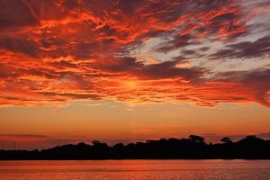 Alquiler Vacacional - Super spacious cabin. Simple layout and great views overlooking the lake!