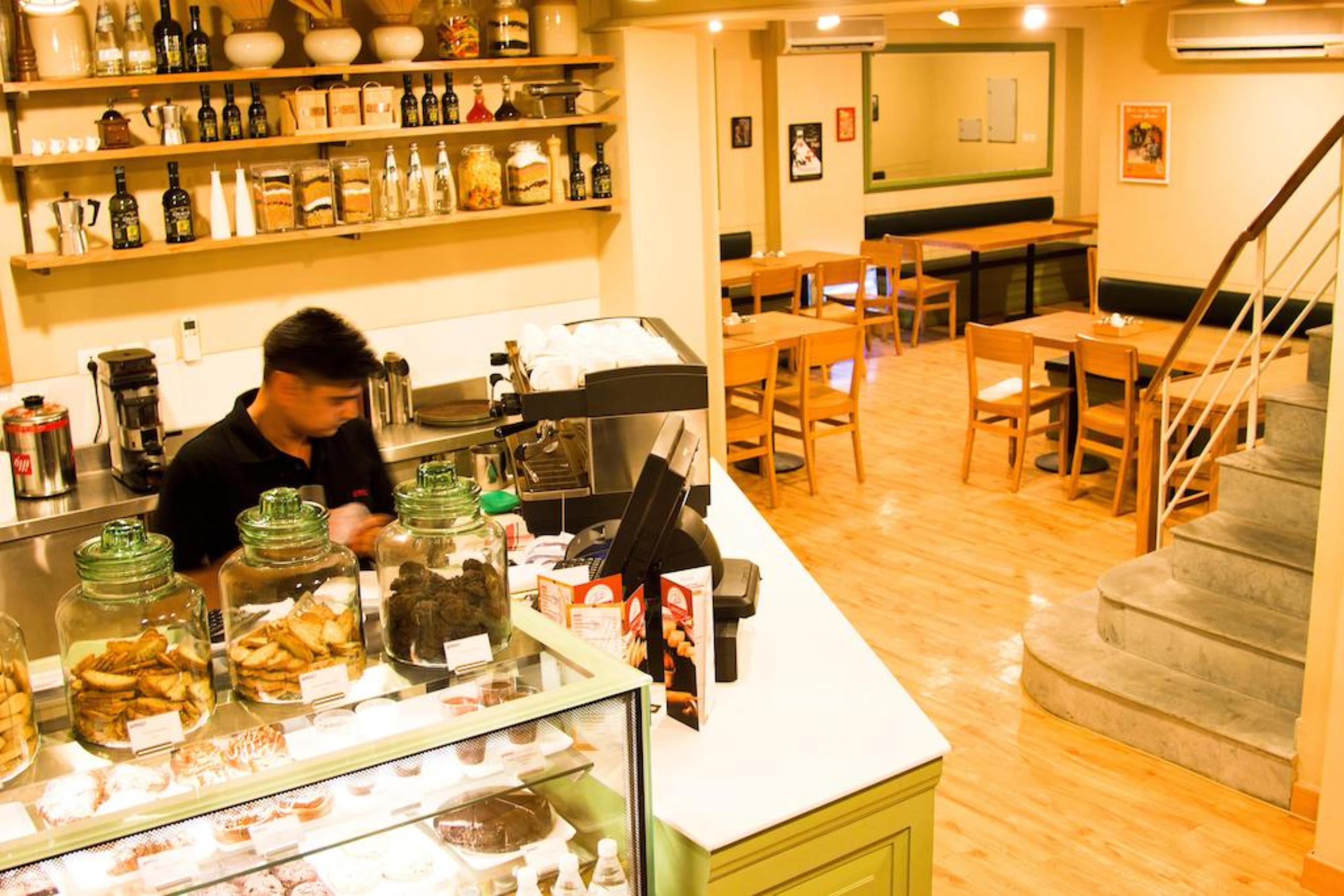 Restaurant Bloomrooms @ New Delhi Railway Station