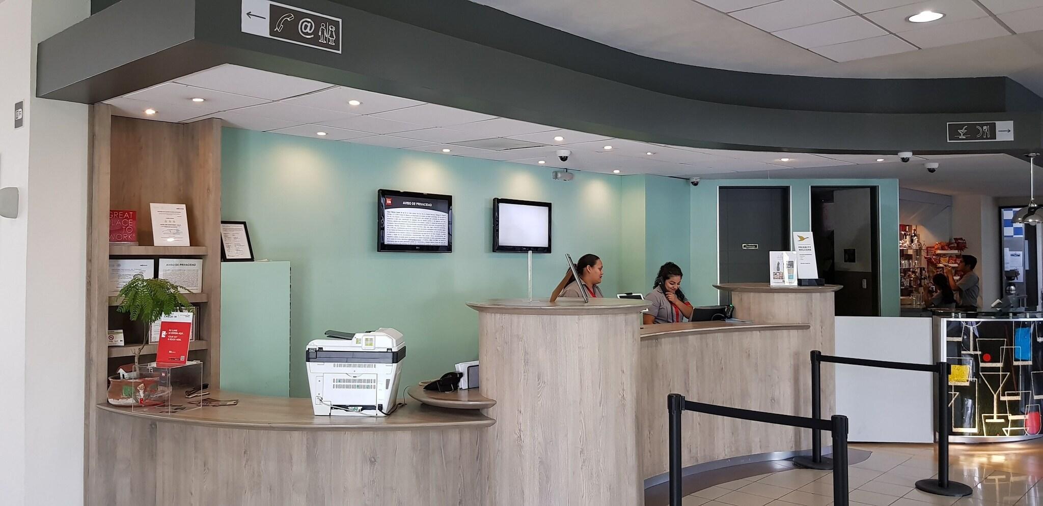 Vista Lobby ibis Monterrey Valle