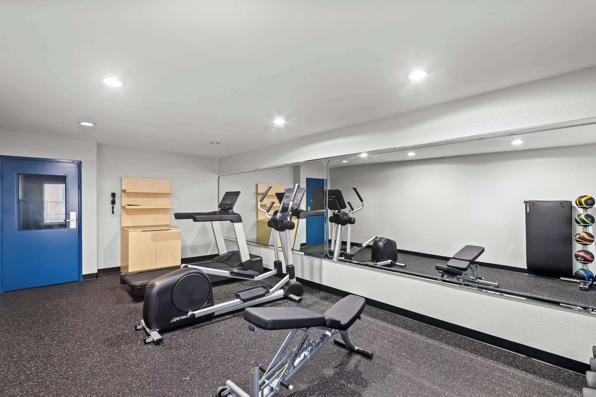 Gimnasio Spark by Hilton Killeen