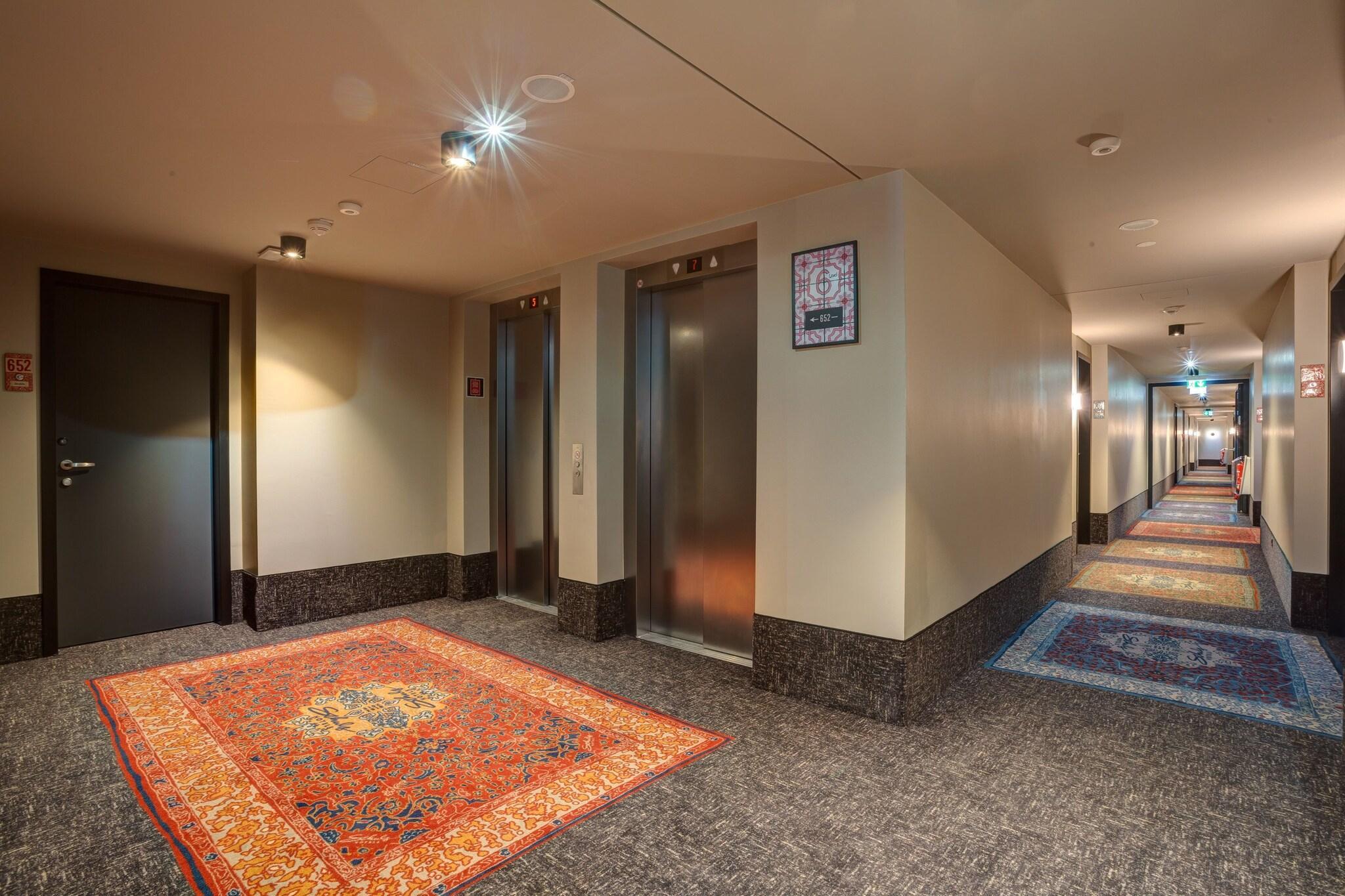 Vista Lobby Schulz Hotel Berlin Wall at the East Side Gallery