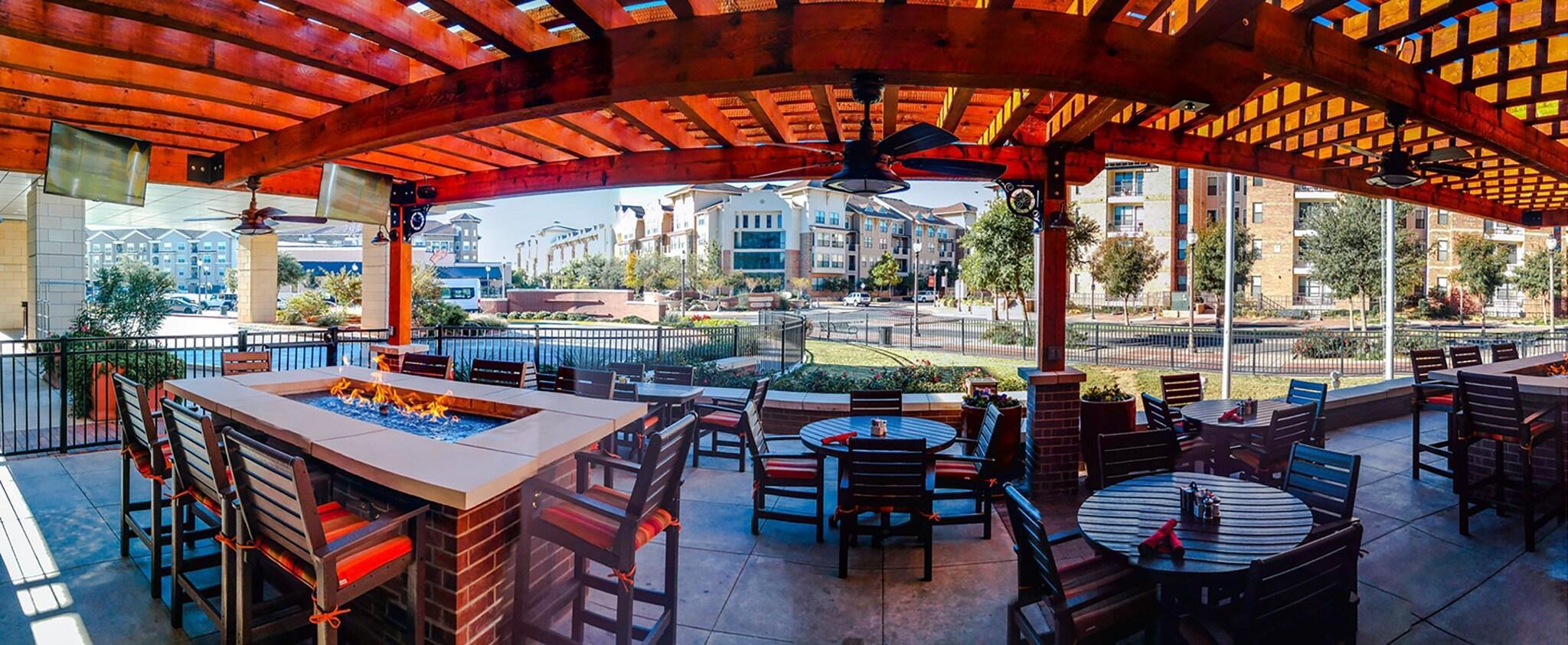 Bar/Salón Overton Hotel and Conference Center