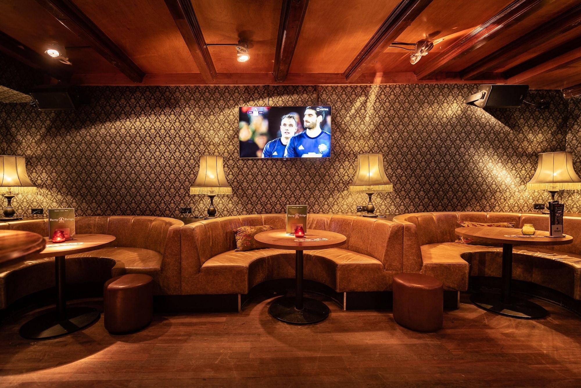 Bar/Salón Durty Nelly's - Hostel