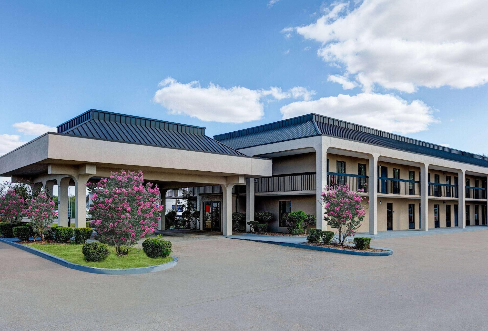 Vista Exterior Days Inn by Wyndham Greenville MS