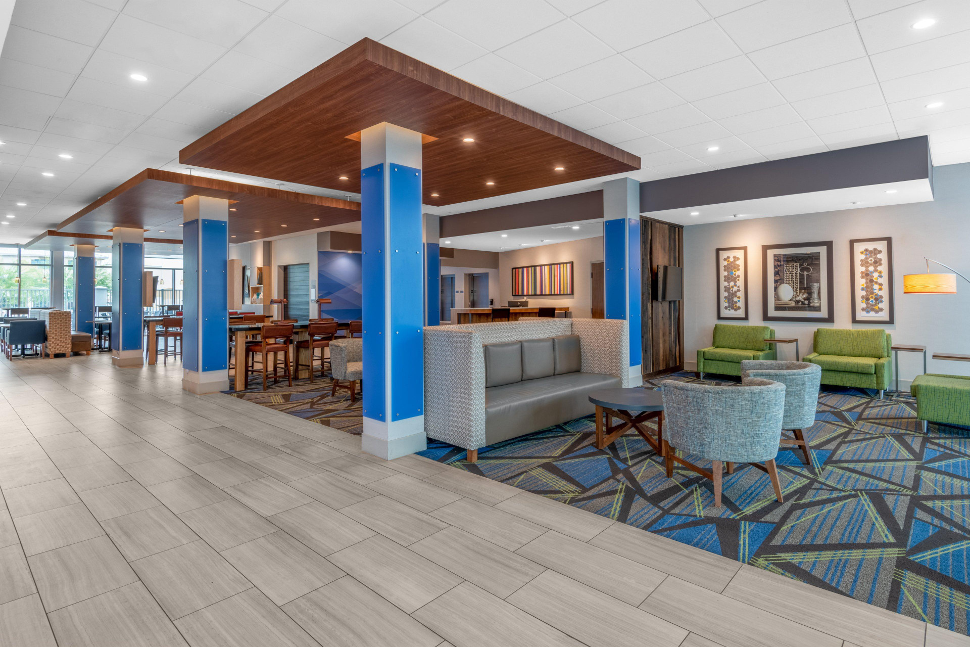 Vista Lobby Holiday Inn Express & Suites Phoenix - Airport North by IHG