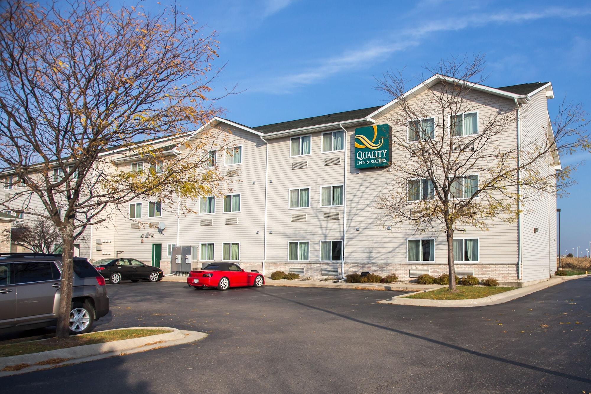 Vista Exterior Quality Inn & Suites Loves Park near Rockford