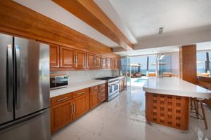 Alquiler Vacacional - Casa La Playa, a 6 Bedroom FULLY STAFFED, MODERN BEACHFRONT VILLA,  Walk to Town