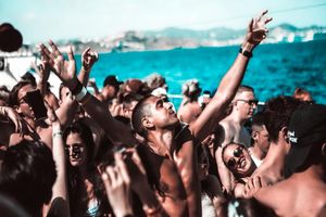 Actividad - Aftersun en Catamarán - Solo Adultos - Desde Platja d'en Bossa