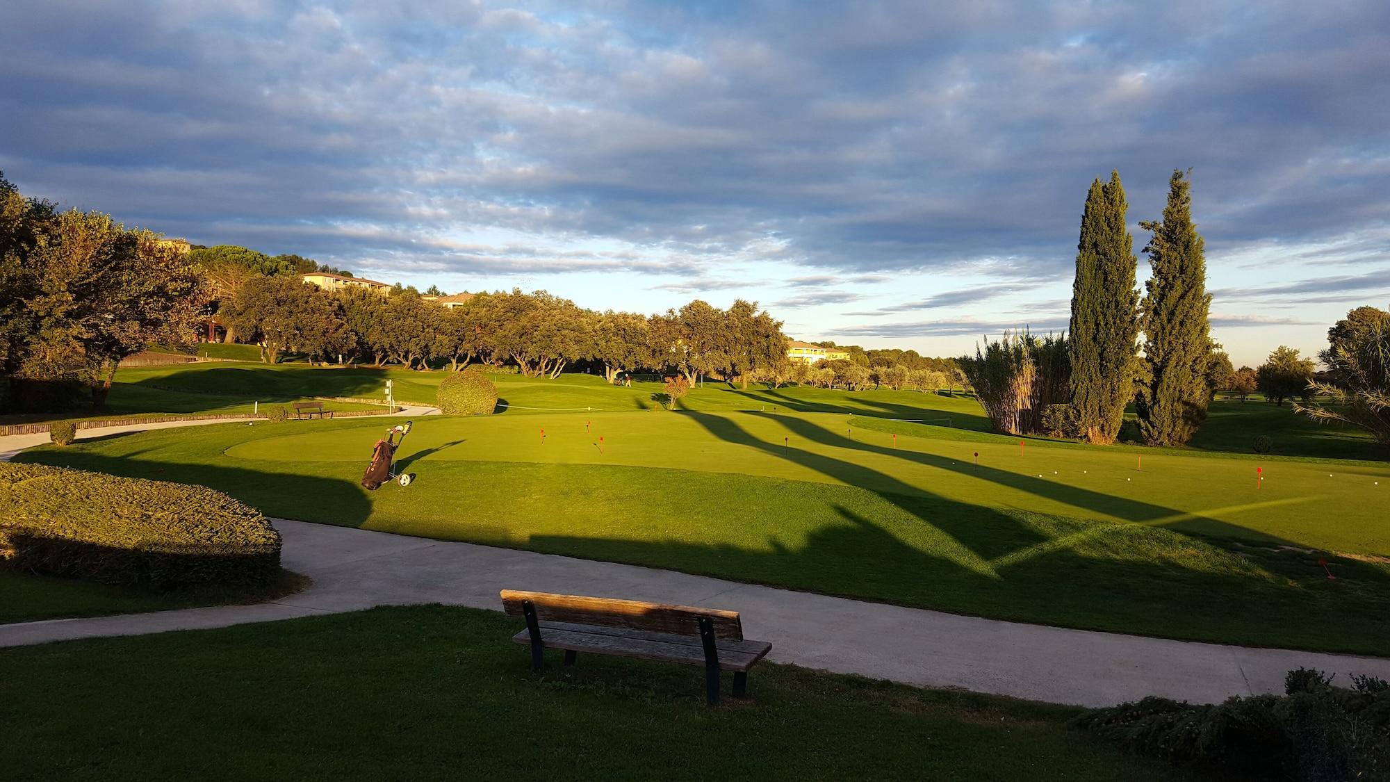 Campo de Golf Golf & Résidence de Nîmes Vacquerolles
