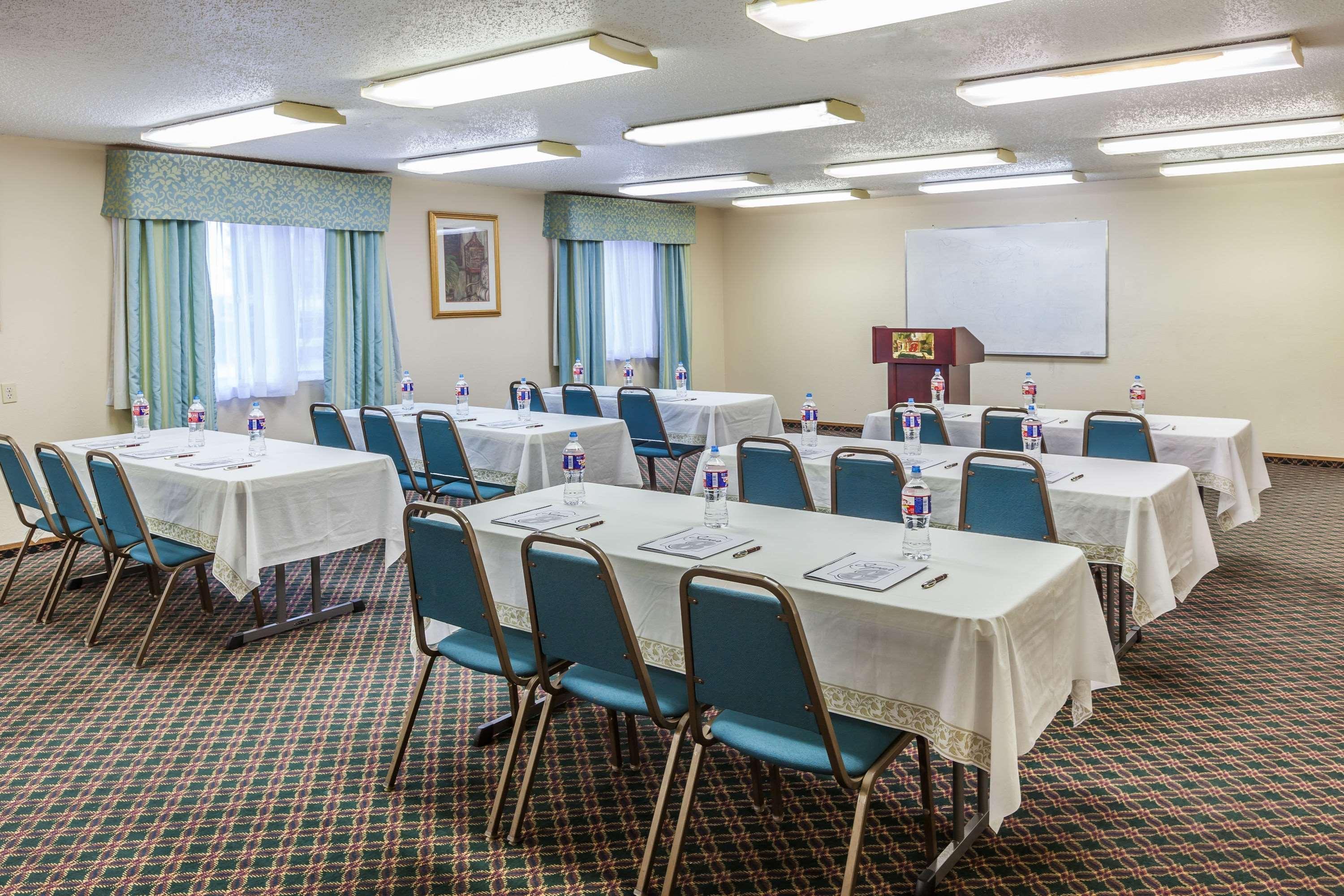 Centro de Negocios Super 8 by Wyndham Irving DFW Airport/South
