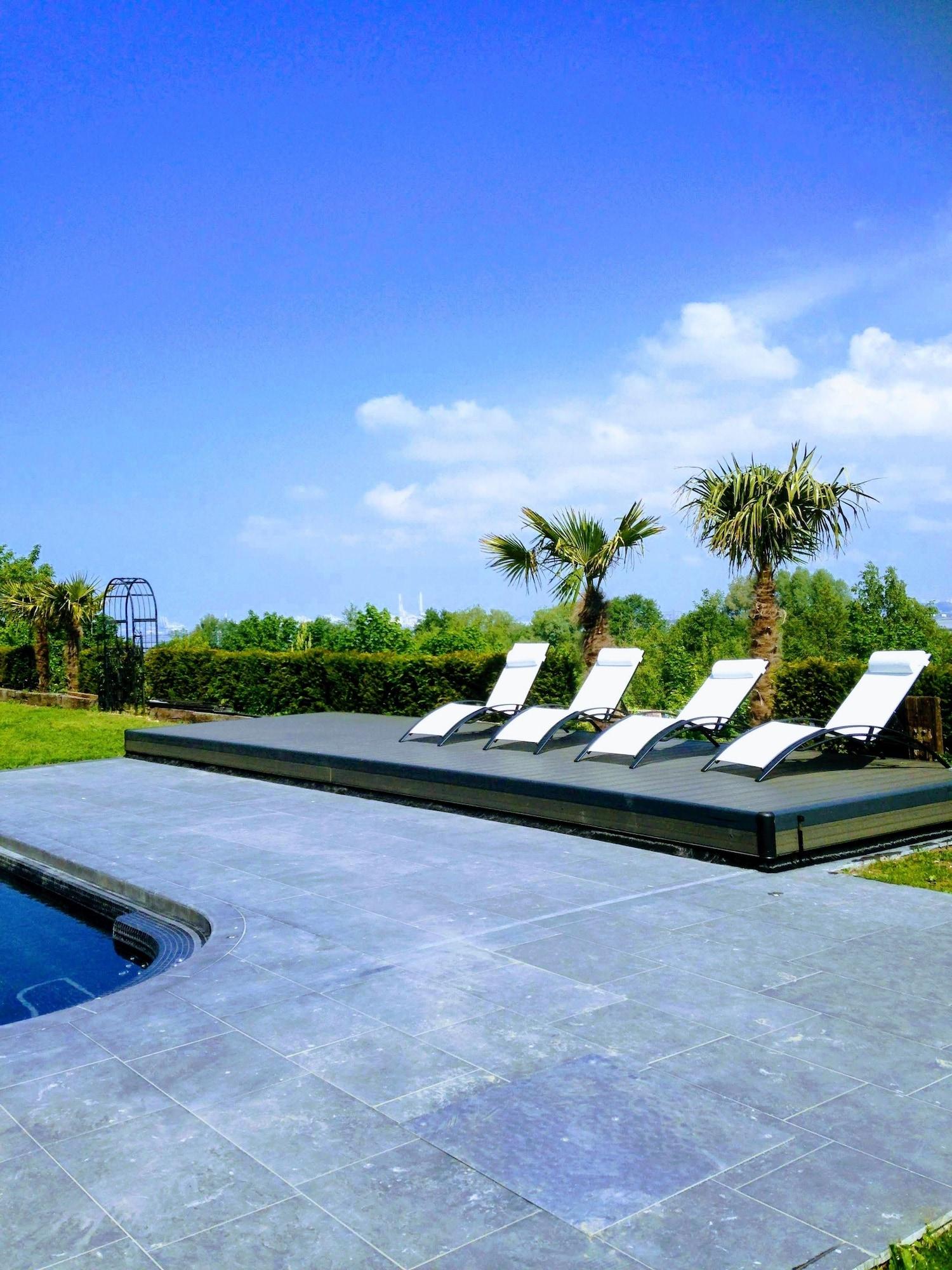 Varios New Cottage