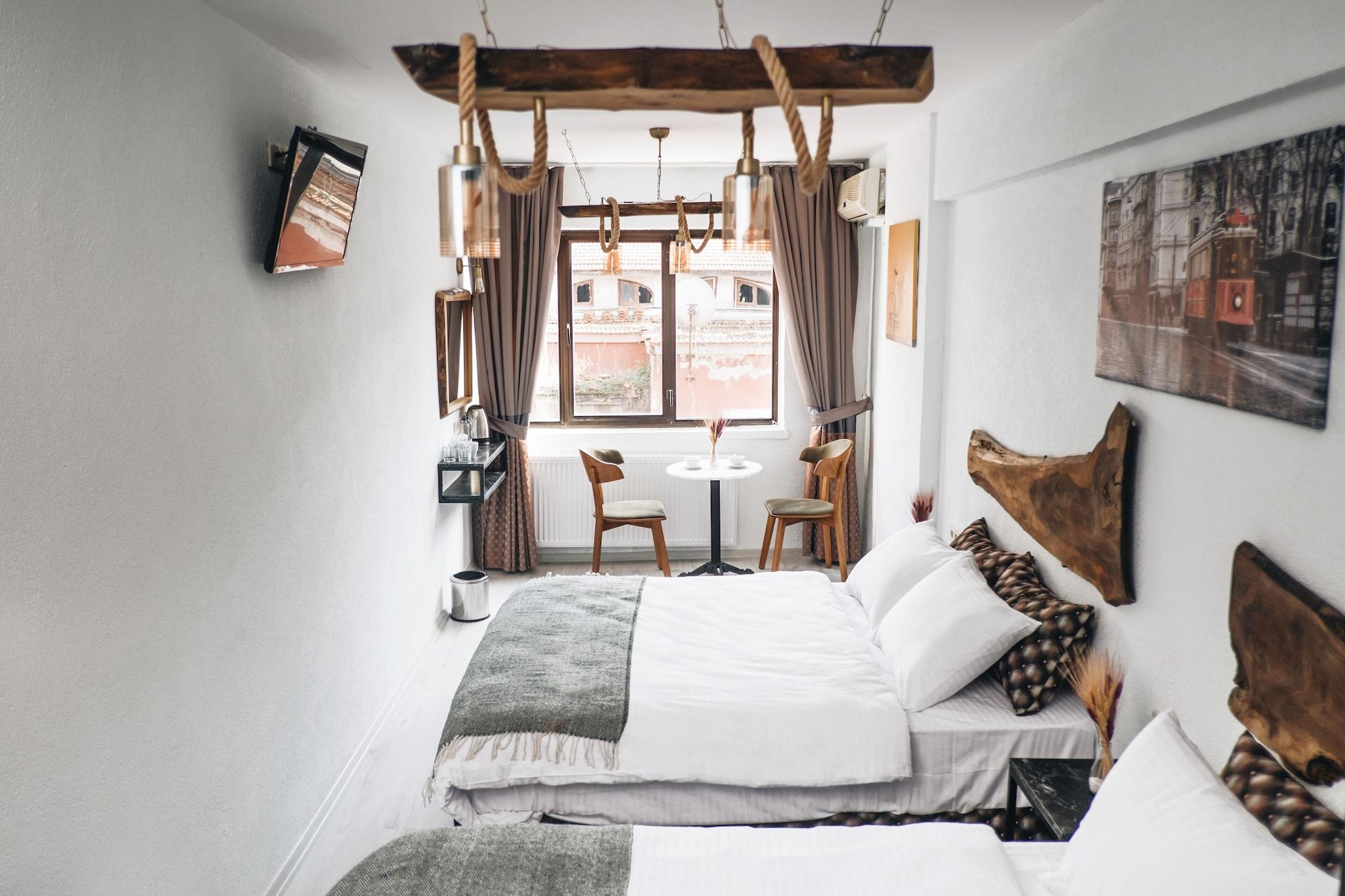 Varios Pandan Karakoy Suit