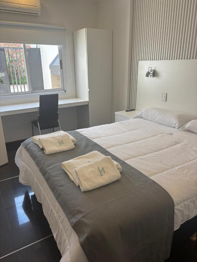 Habitación Patios de City Bell Hotel and Apartments