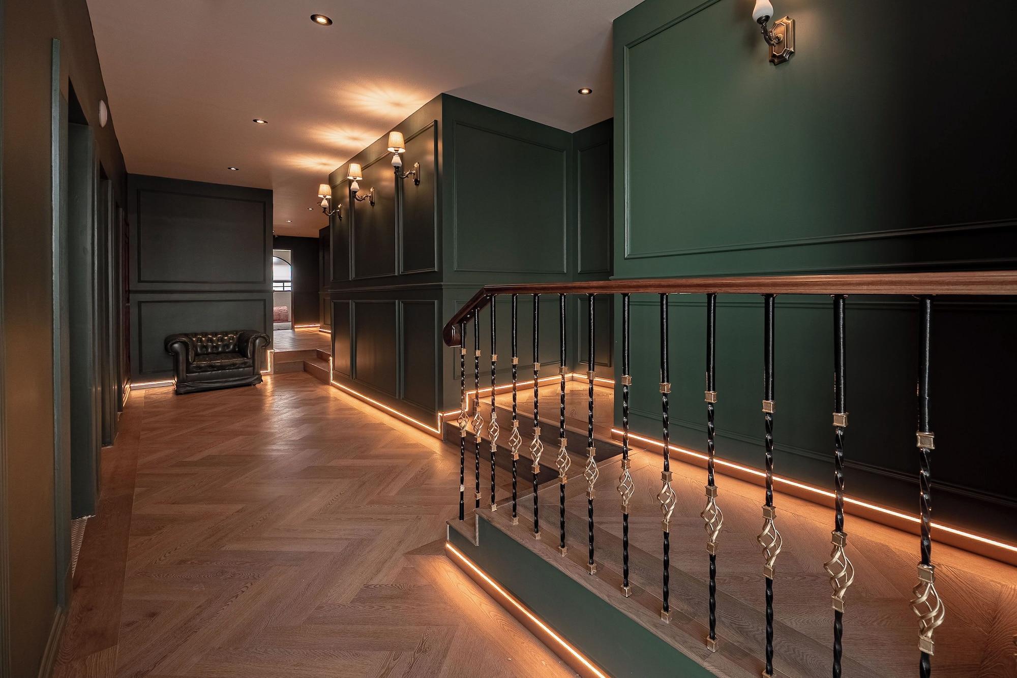 Varios The Sapphire Room