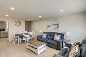 Renta Vacacional - 1 Mi to Beach! Walkable Extended Base in Monterey