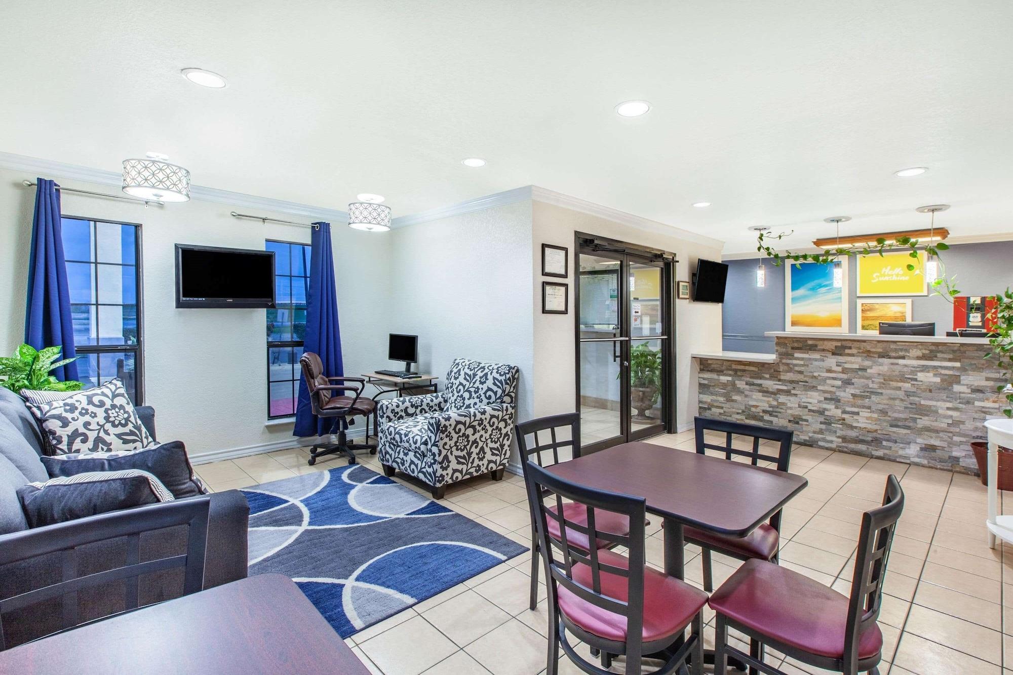 Vista Lobby Days Inn & Suites by Wyndham Braunig Lake