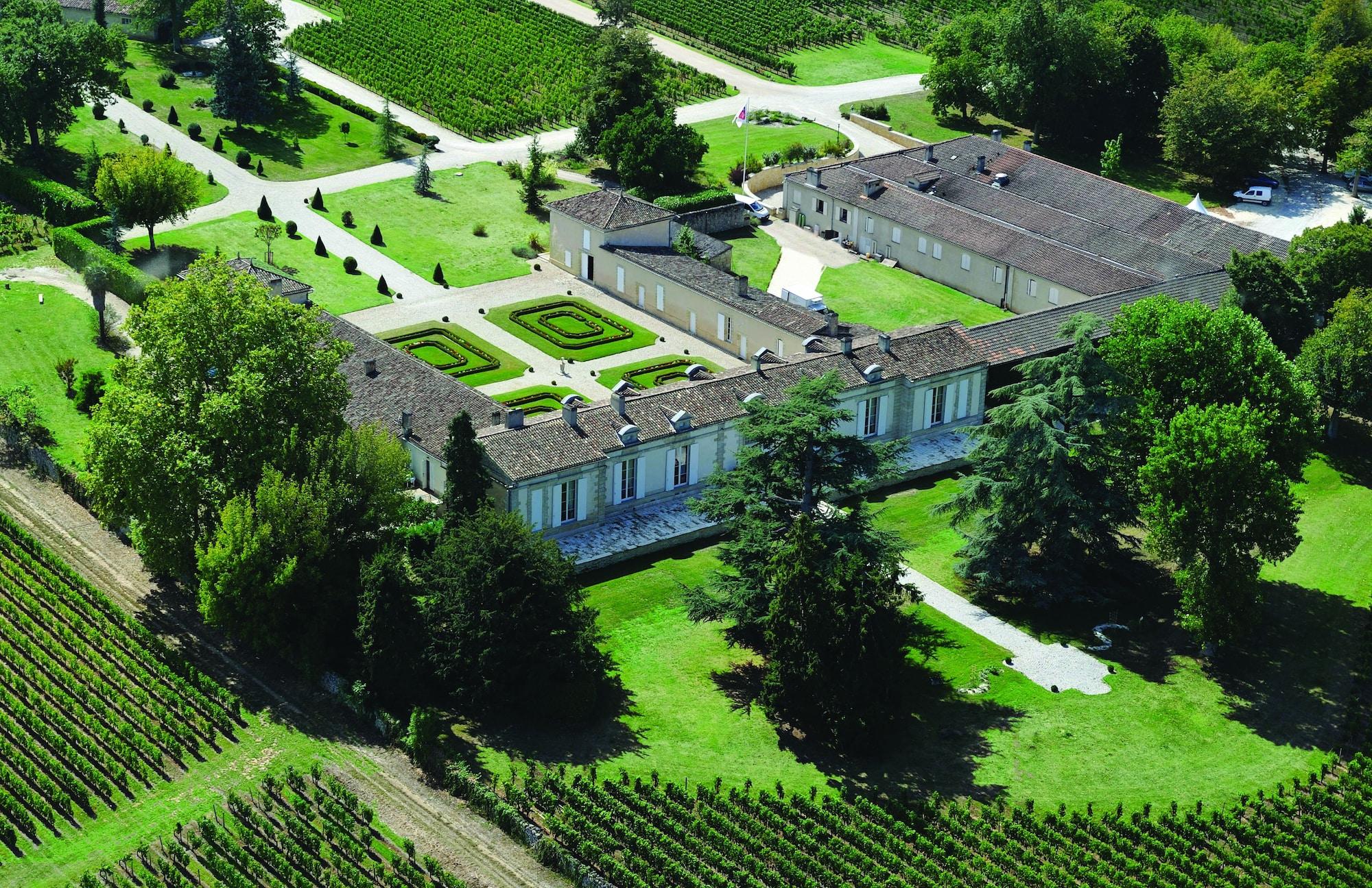 Vista Exterior Château Fombrauge - Bernard Magrez Luxury Wine Experience