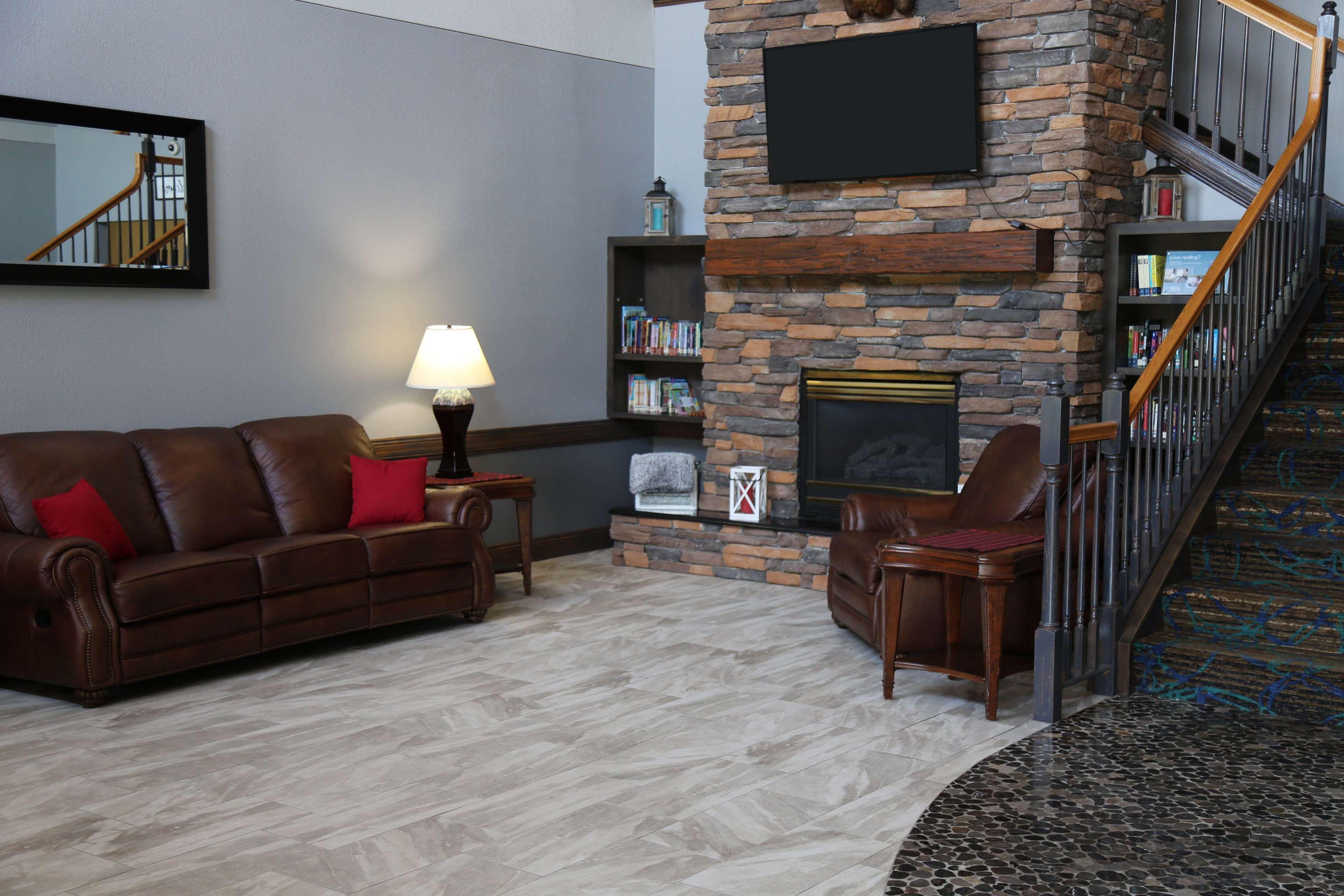 Vista Lobby Country Inn & Suites Little Falls MN