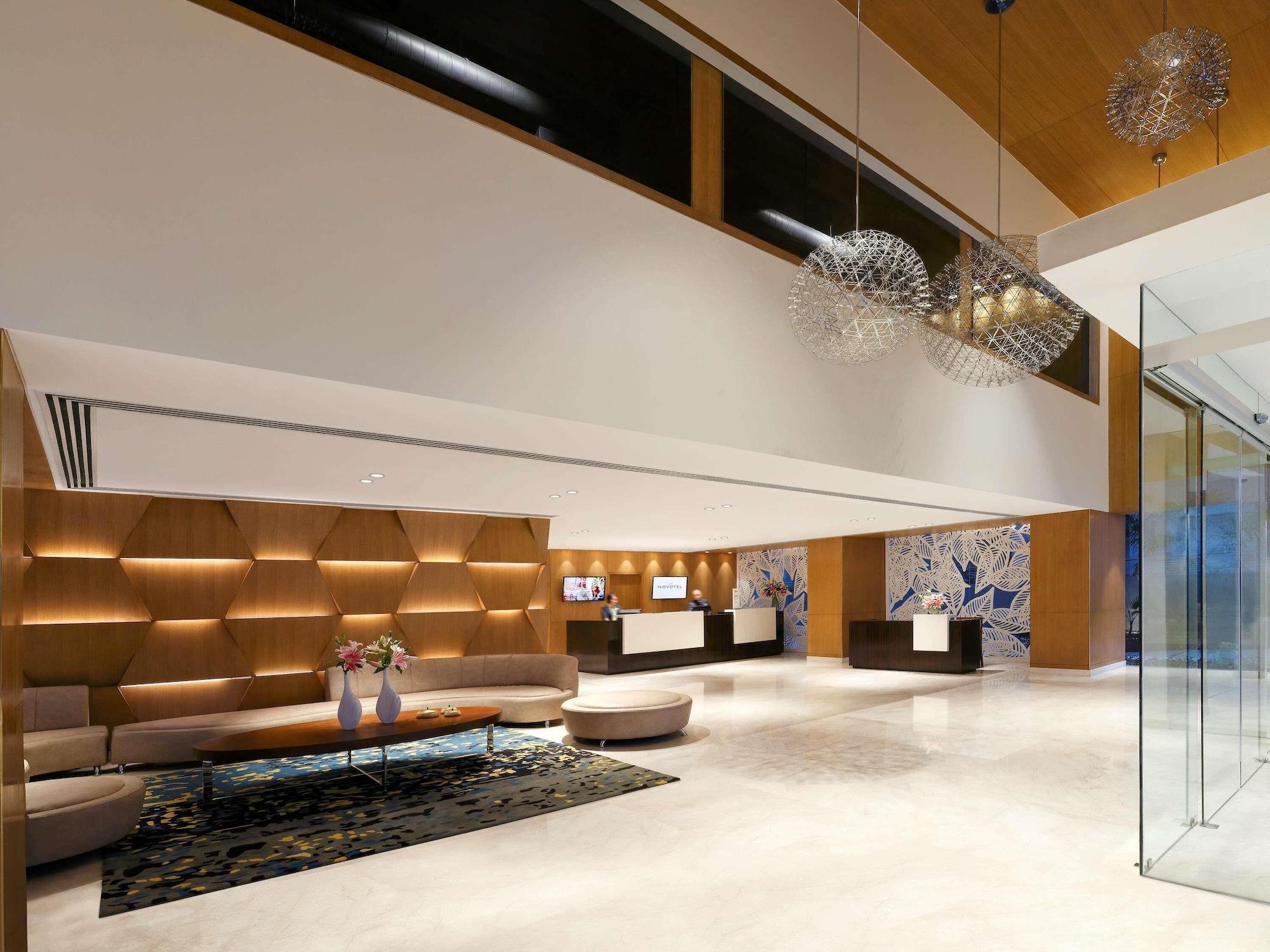 Vista Exterior Novotel Guwahati GS Road Hotel