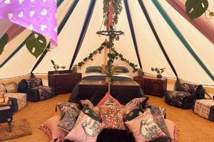 Alquiler Vacacional - Spacious and cosy 6 meter themed Jungle Bell Tent