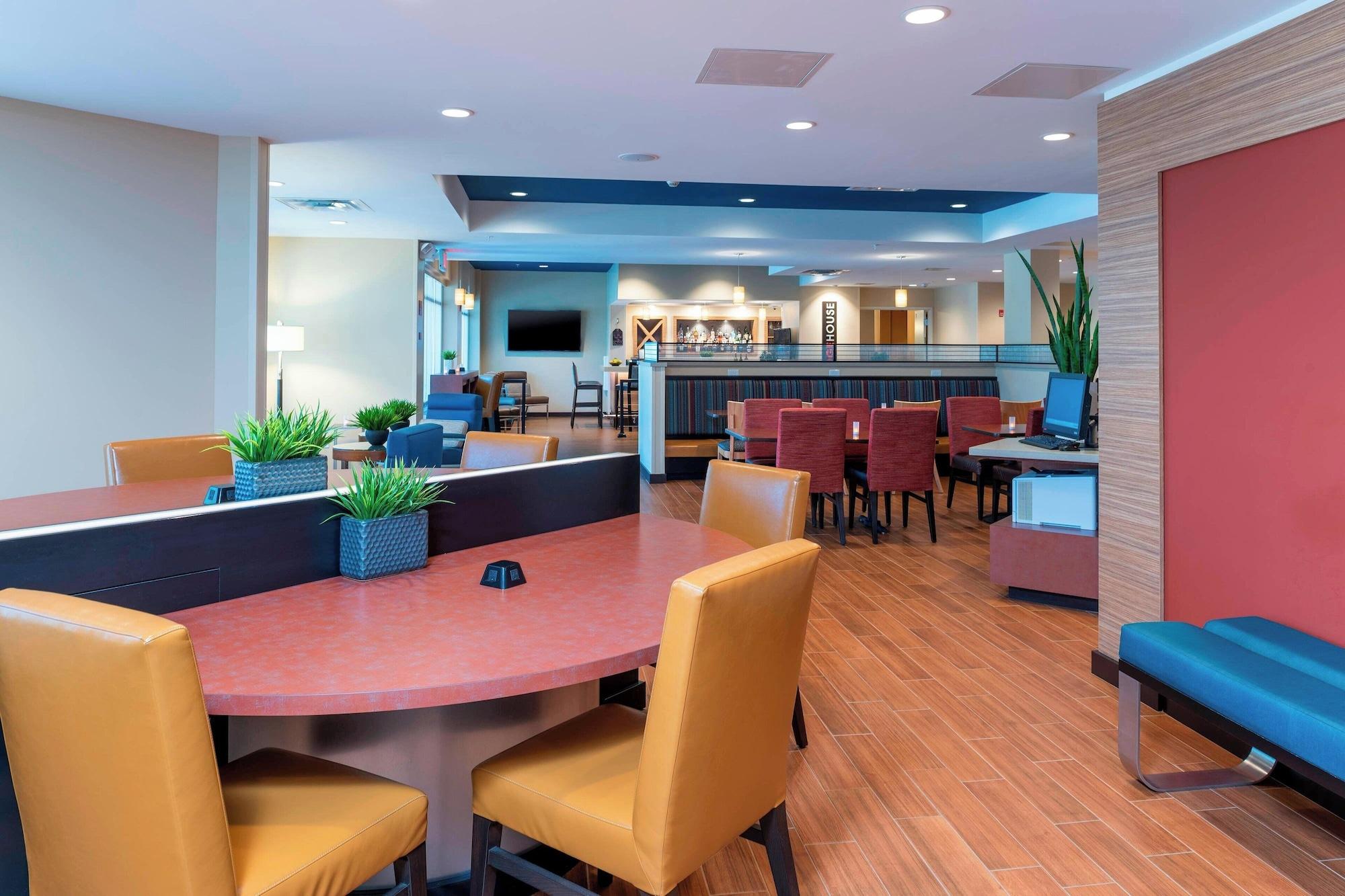 Vista Lobby TownePlace Suites by Marriott Louisville North