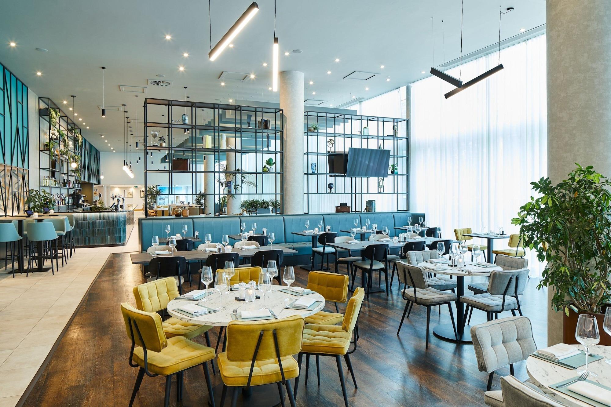 Restaurant Courtyard by Marriott London Gatwick Airport