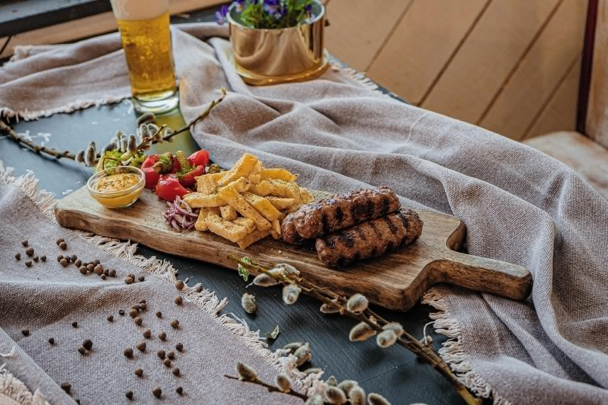 Restaurant Ursa Mica Glamping Resort