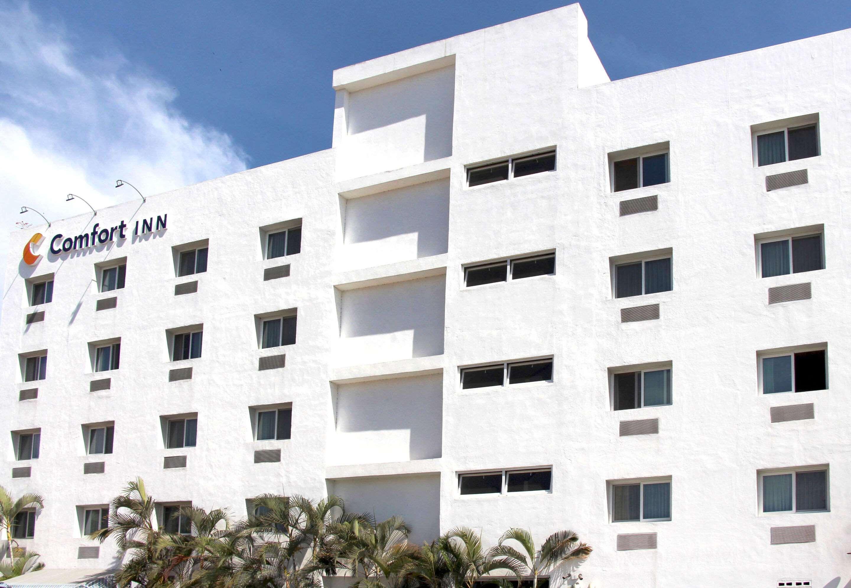 Vista Exterior Comfort Inn Puerto Vallarta Golfside & Marina