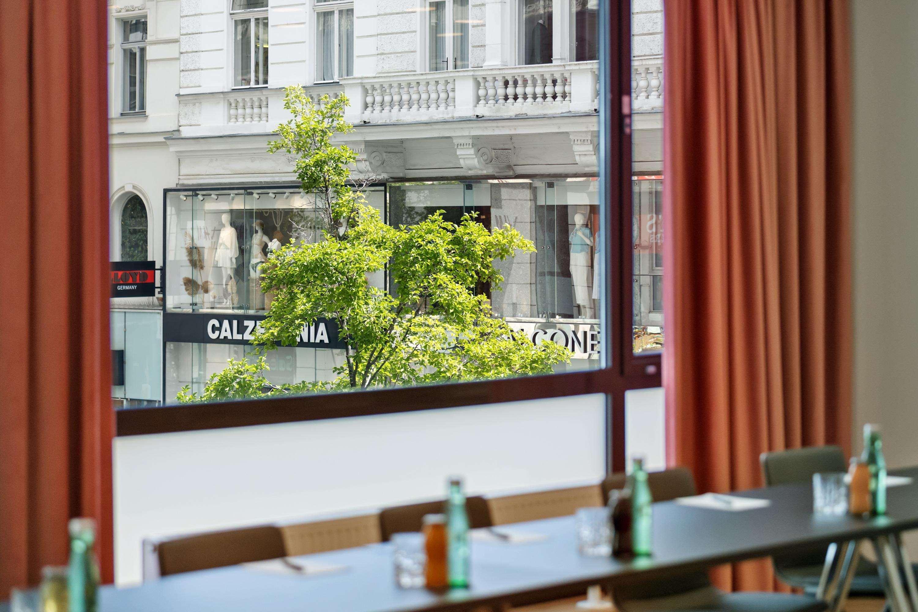 Bar/Salón Hotel Astoria Vienna, Curio Collection by Hilton