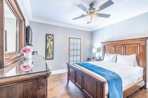 Alquiler Vacacional - Garden District 2BR Townhouse w/Gated Parking