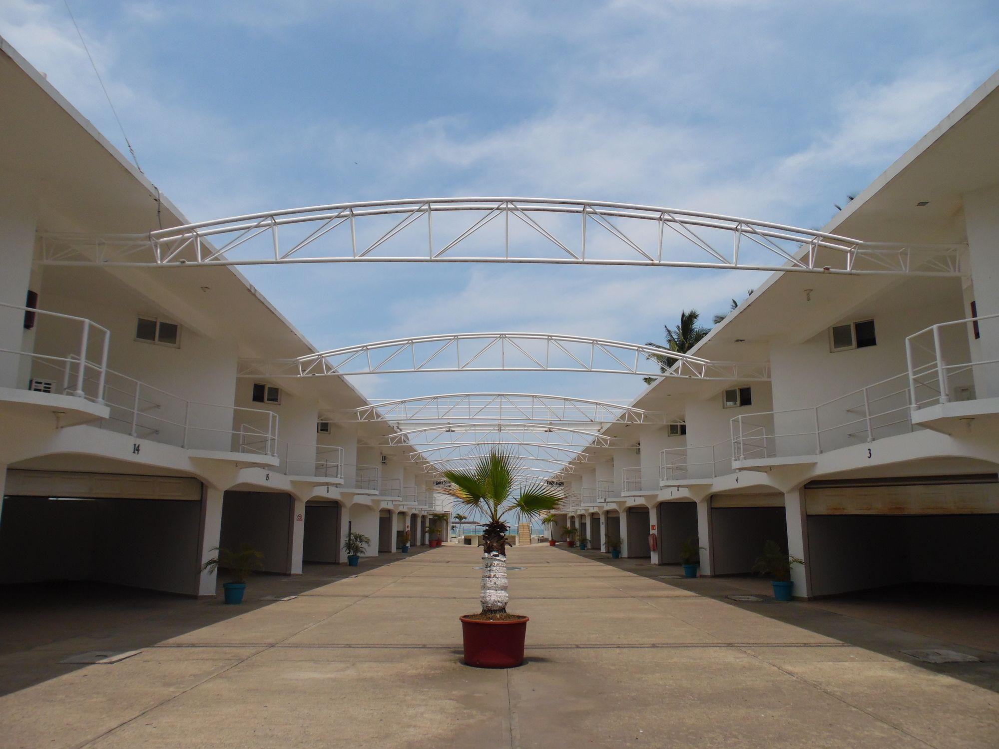 Varios Hotel El Jardin Resort