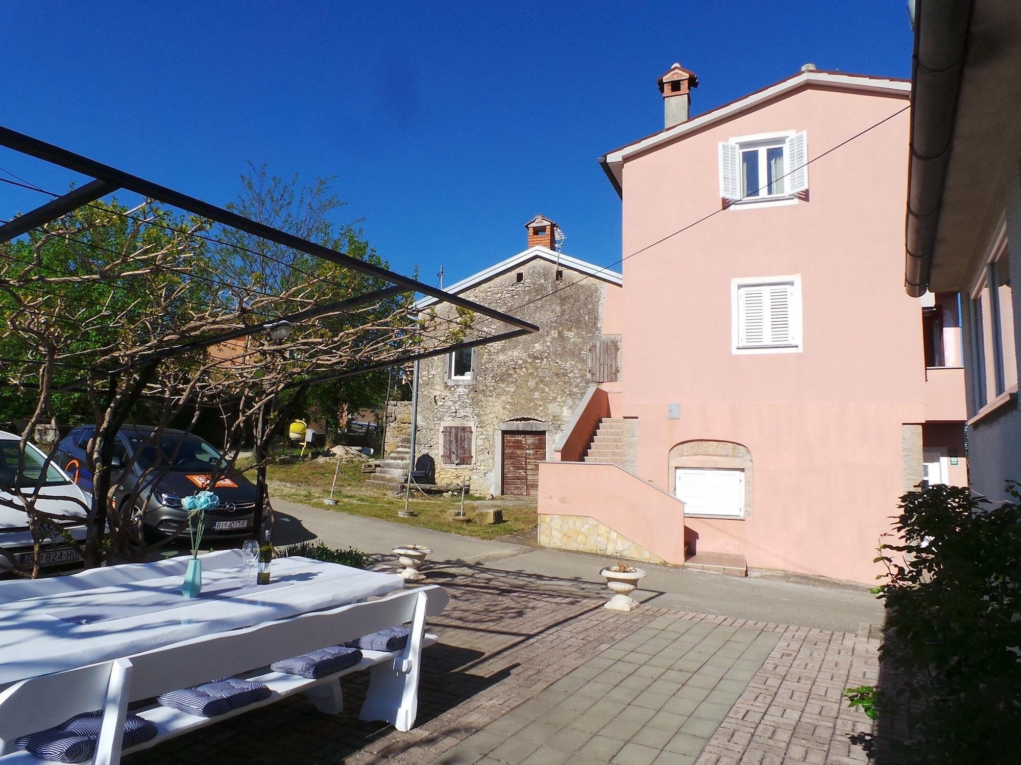 Vista Exterior Guest House Valentino