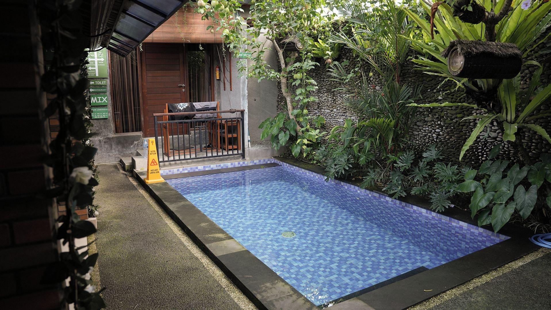 Vista da piscina Joni Ubud Hostel
