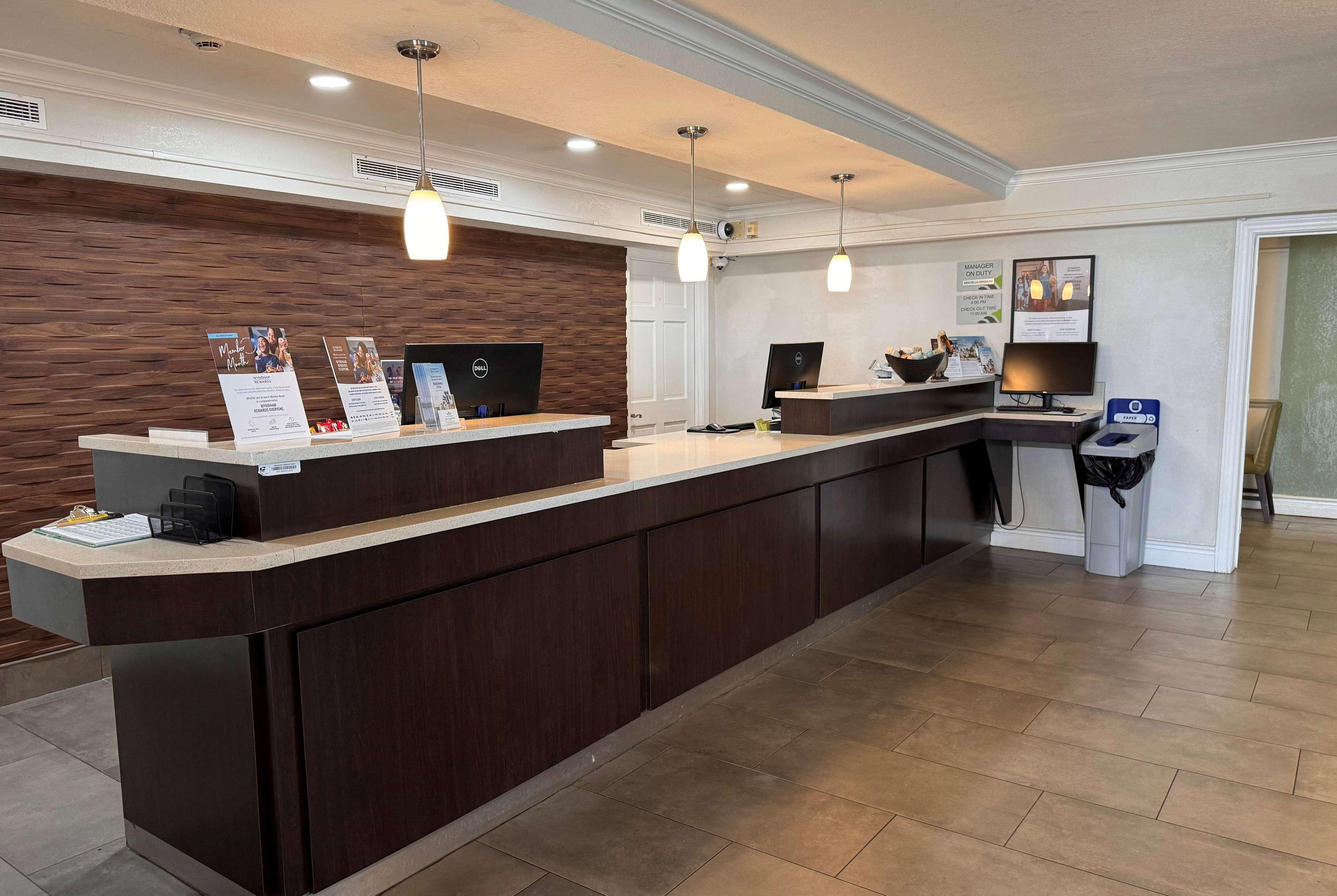 Vista Lobby Wingate by Wyndham Galveston Beachfront at the Seawall