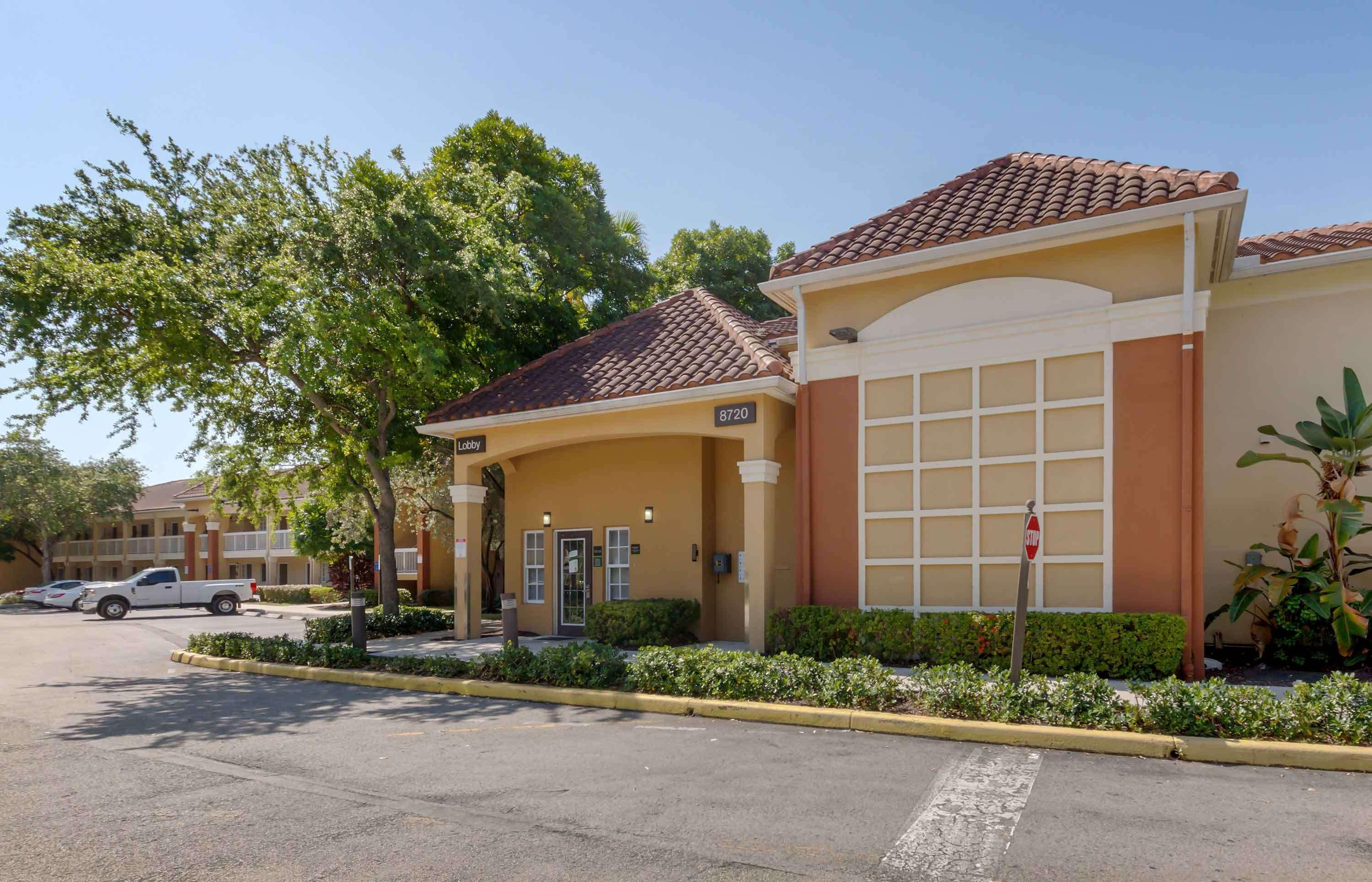 Vista Exterior Extended Stay America Suites Miami Airport Doral