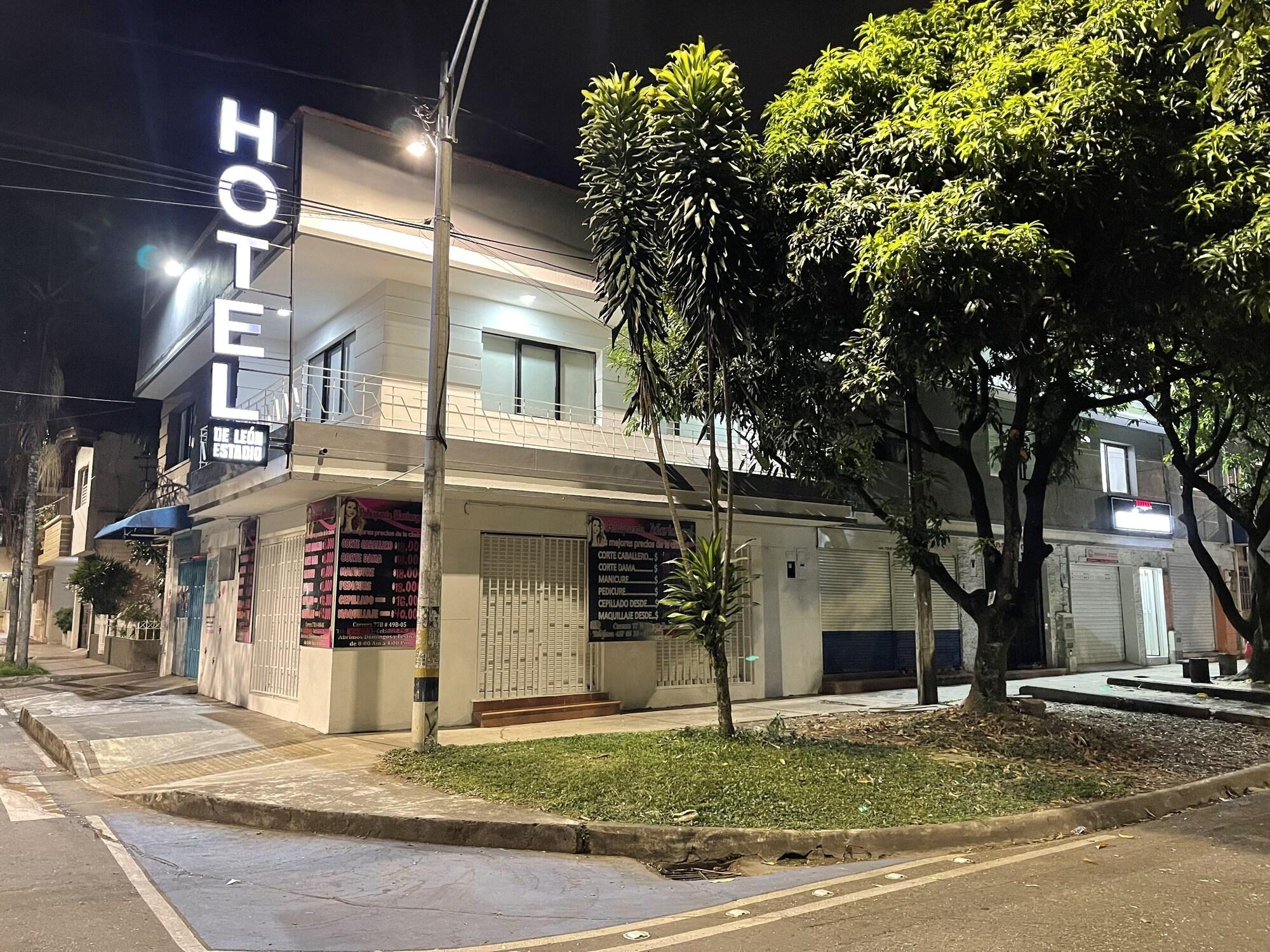 Vista Exterior Hotel De León Estadio