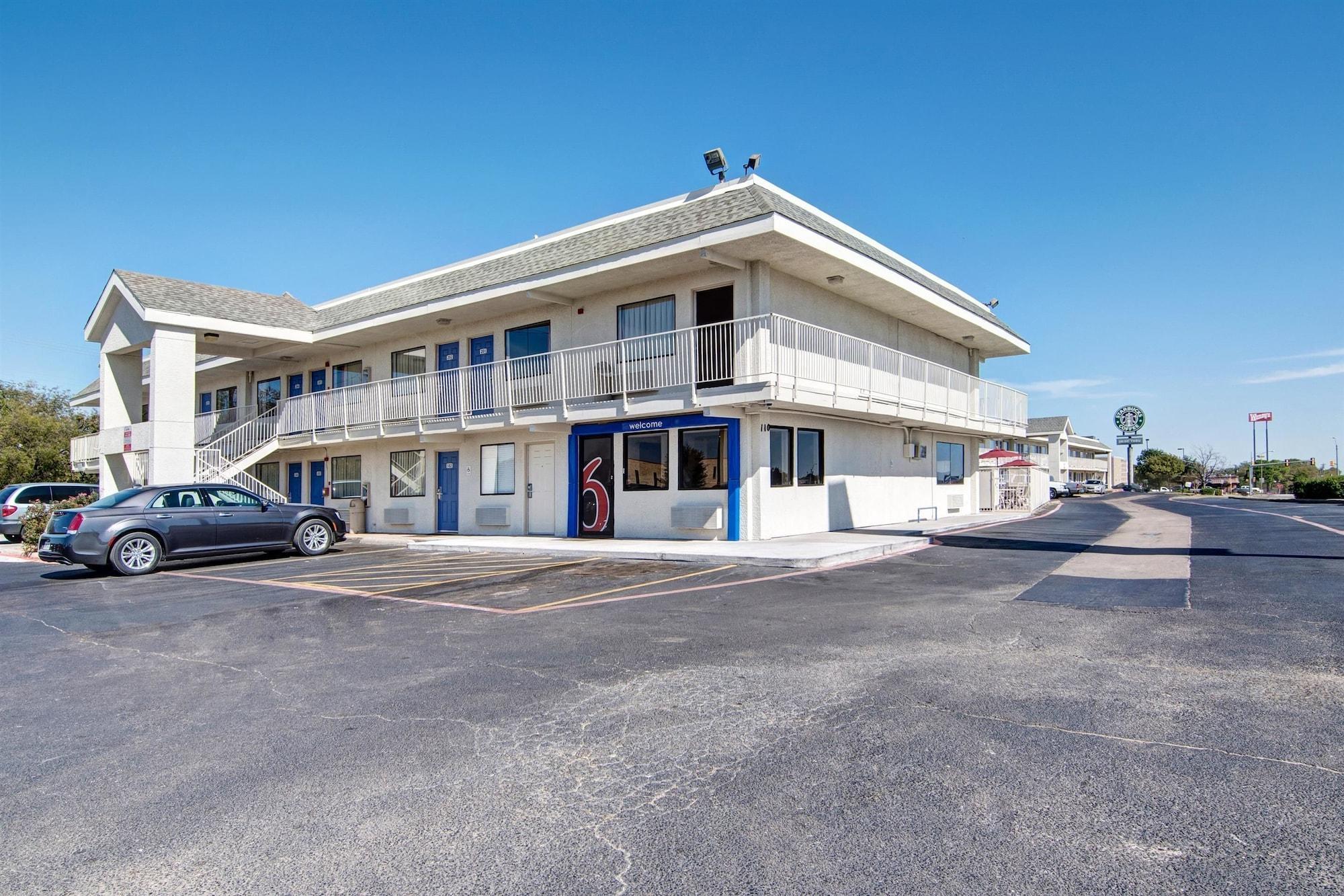 Vista Exterior Motel 6 Dallas Euless