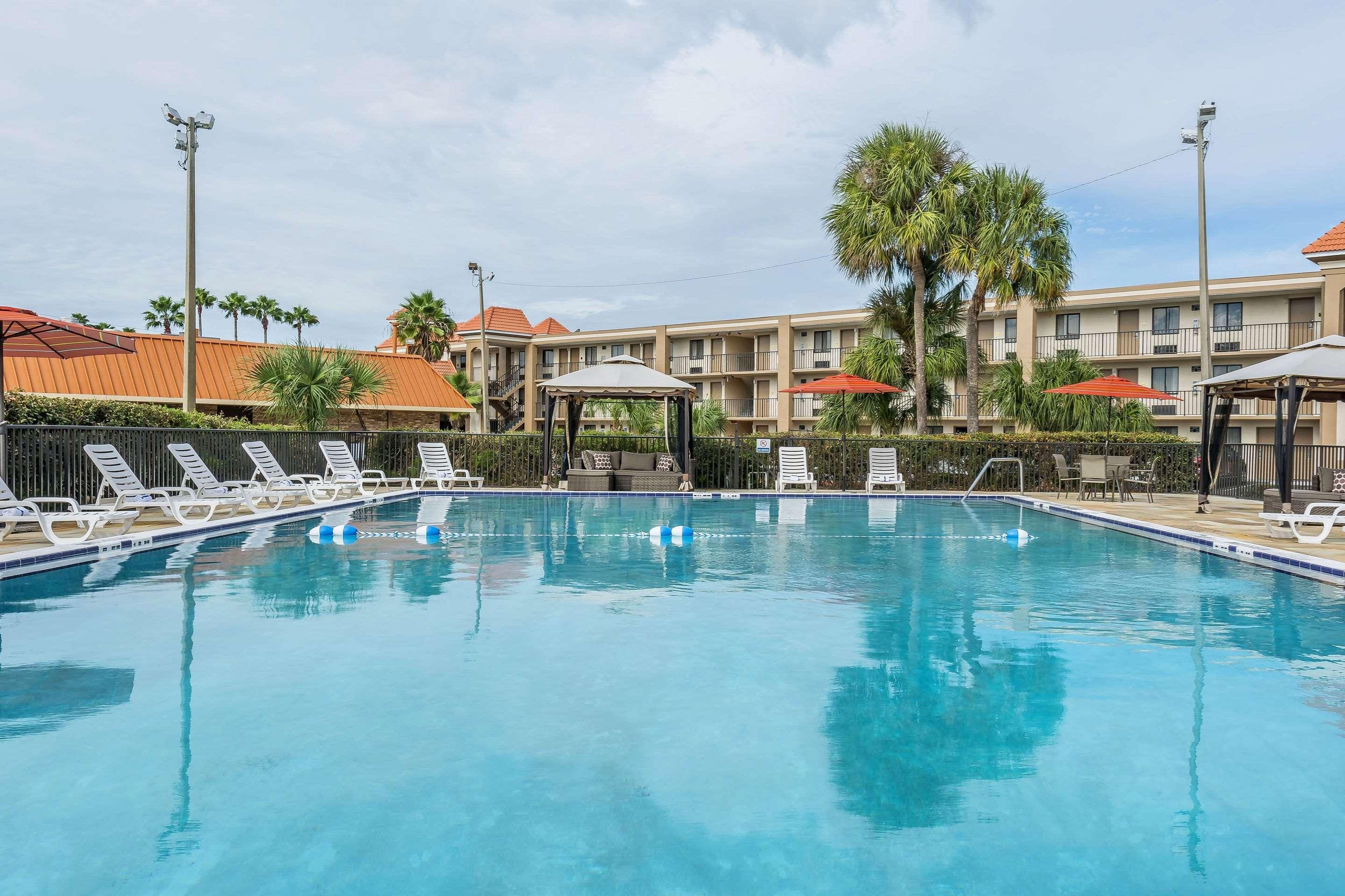 Vista Piscina Quality Inn & Suites Kissimmee near Main Gate