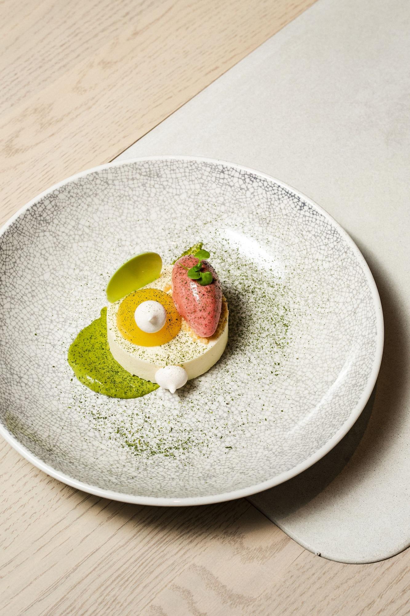 Restaurant Vogue Hotel Montreal Downtown, Curio Collection by Hilton