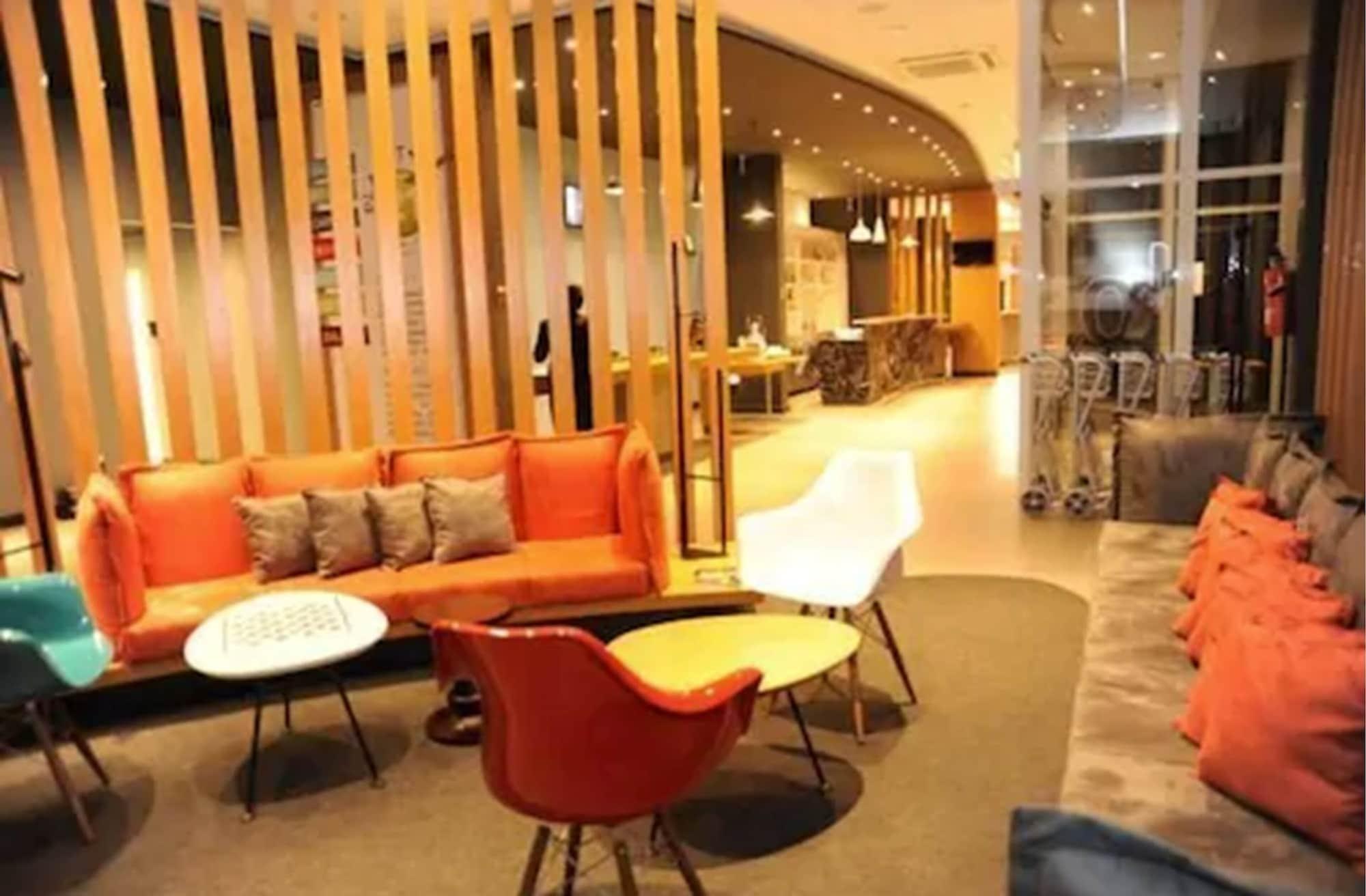 Vista Lobby Ajax Hotel