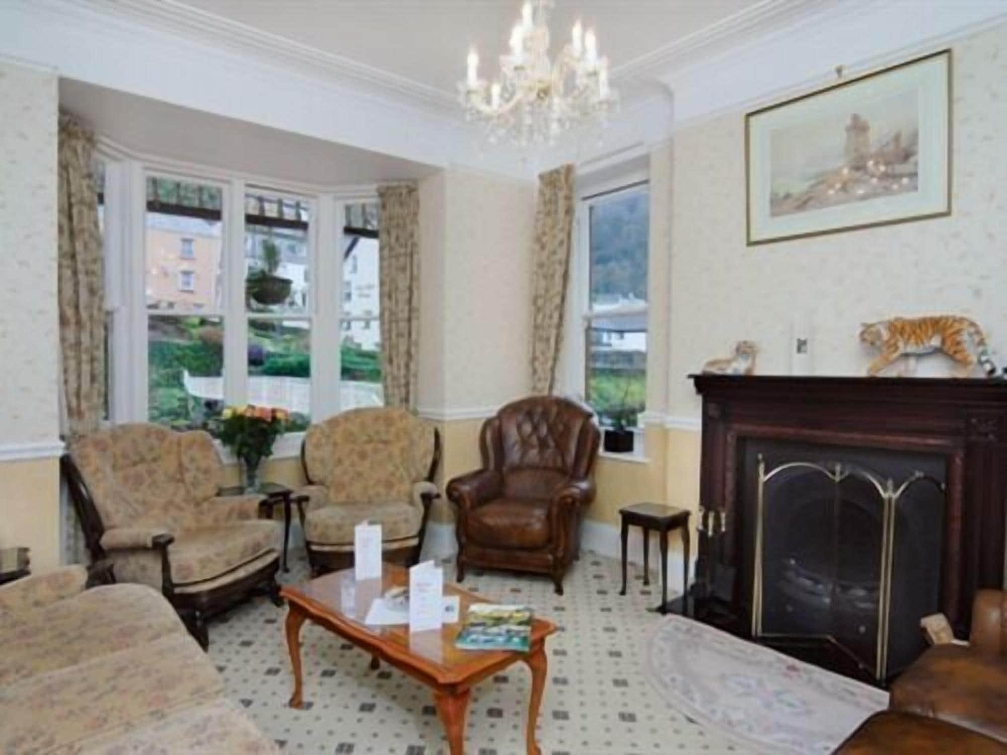 Bar/Salón Lorna Doone House