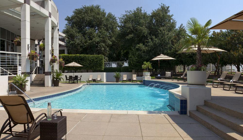 Vista da piscina Omni Dallas Hotel at Park West