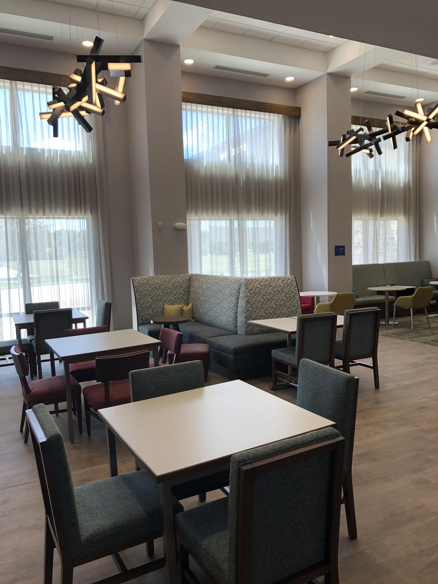 Vista Lobby Hampton Inn & Suites Pekin Peoria Area