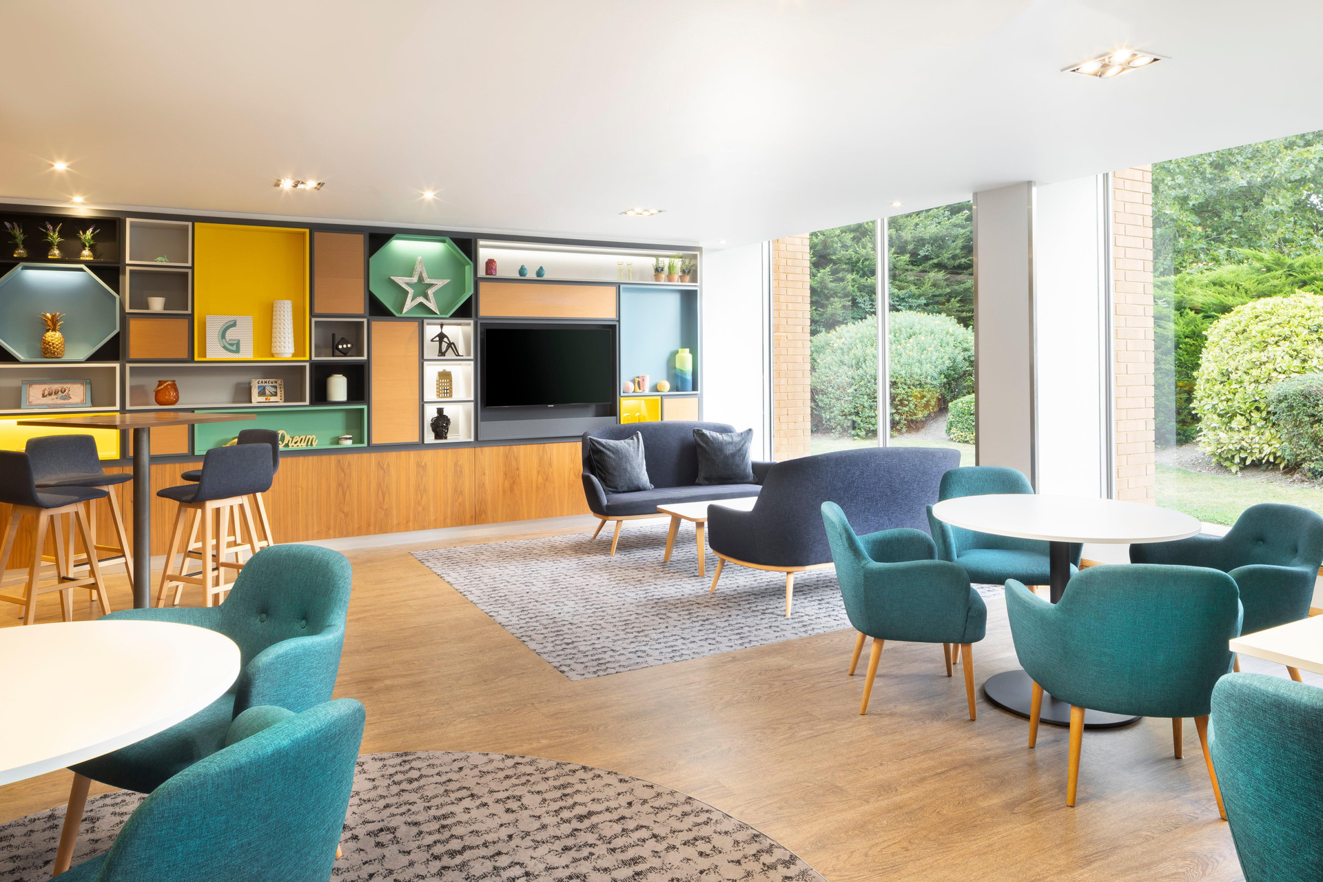 Vista Lobby Holiday Inn London-Gatwick Airport by IHG