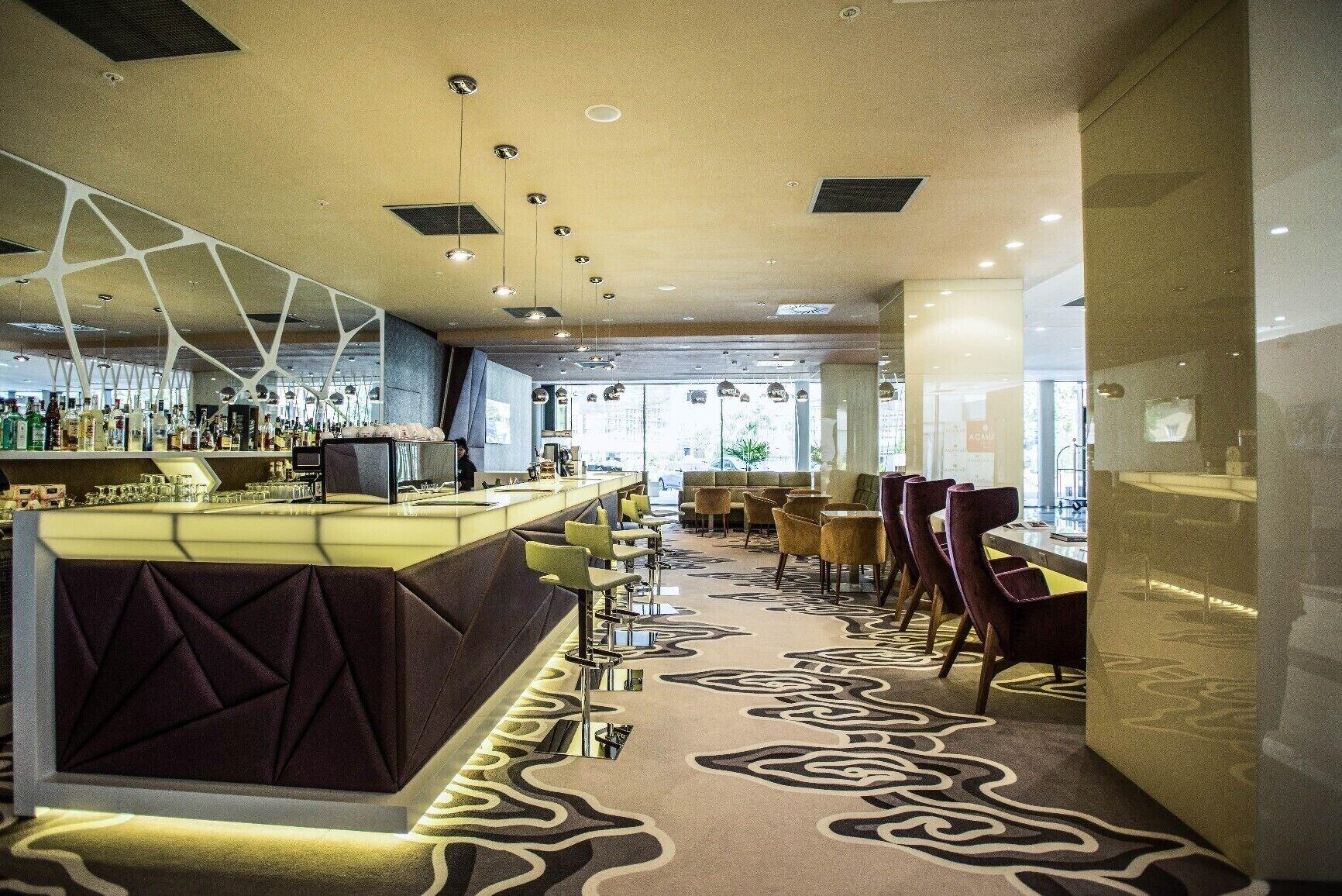 Bar/Salón Ramada Plaza by Wyndham Craiova