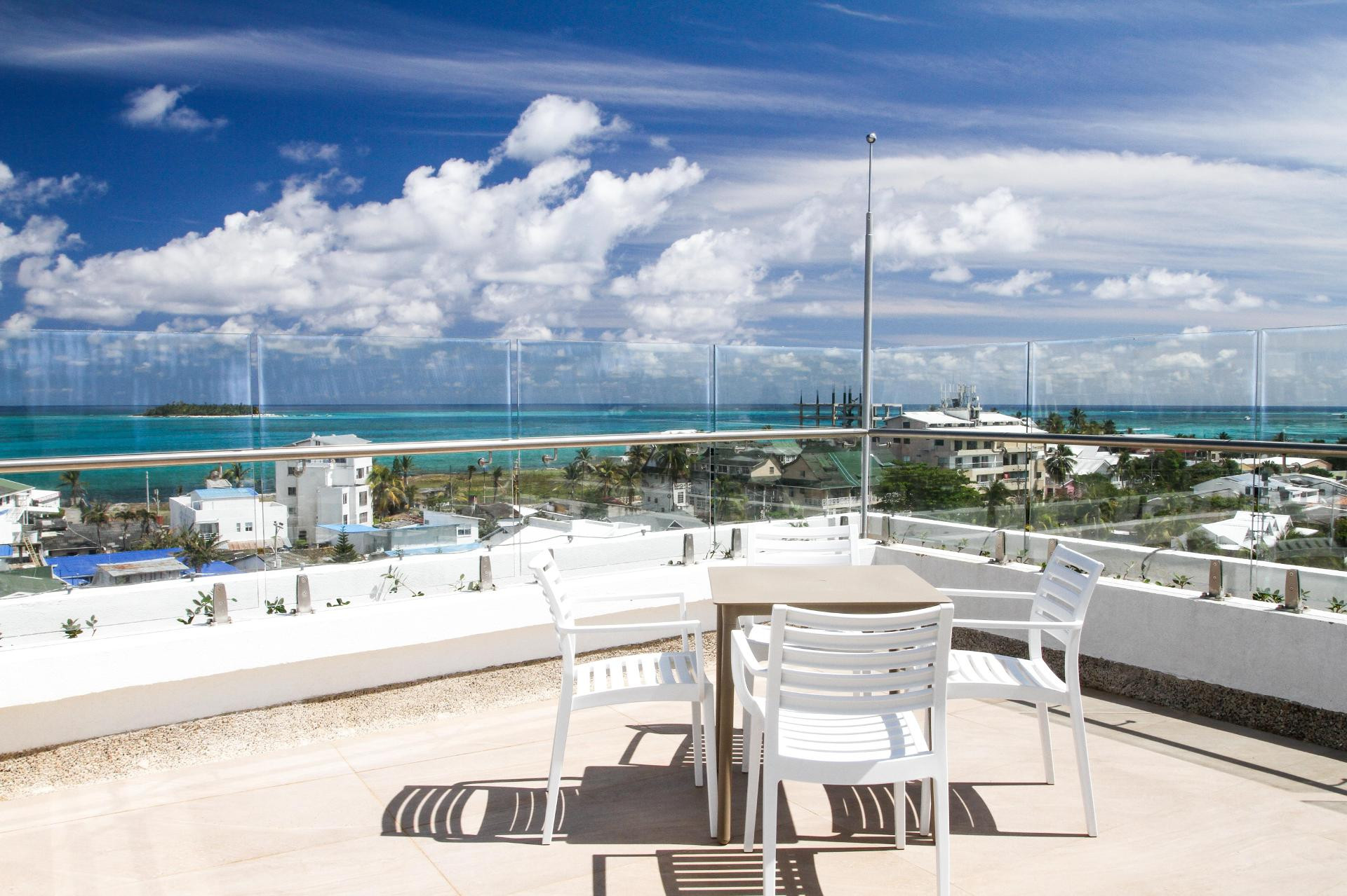 Varios Azure Lofts & Pool Hotel