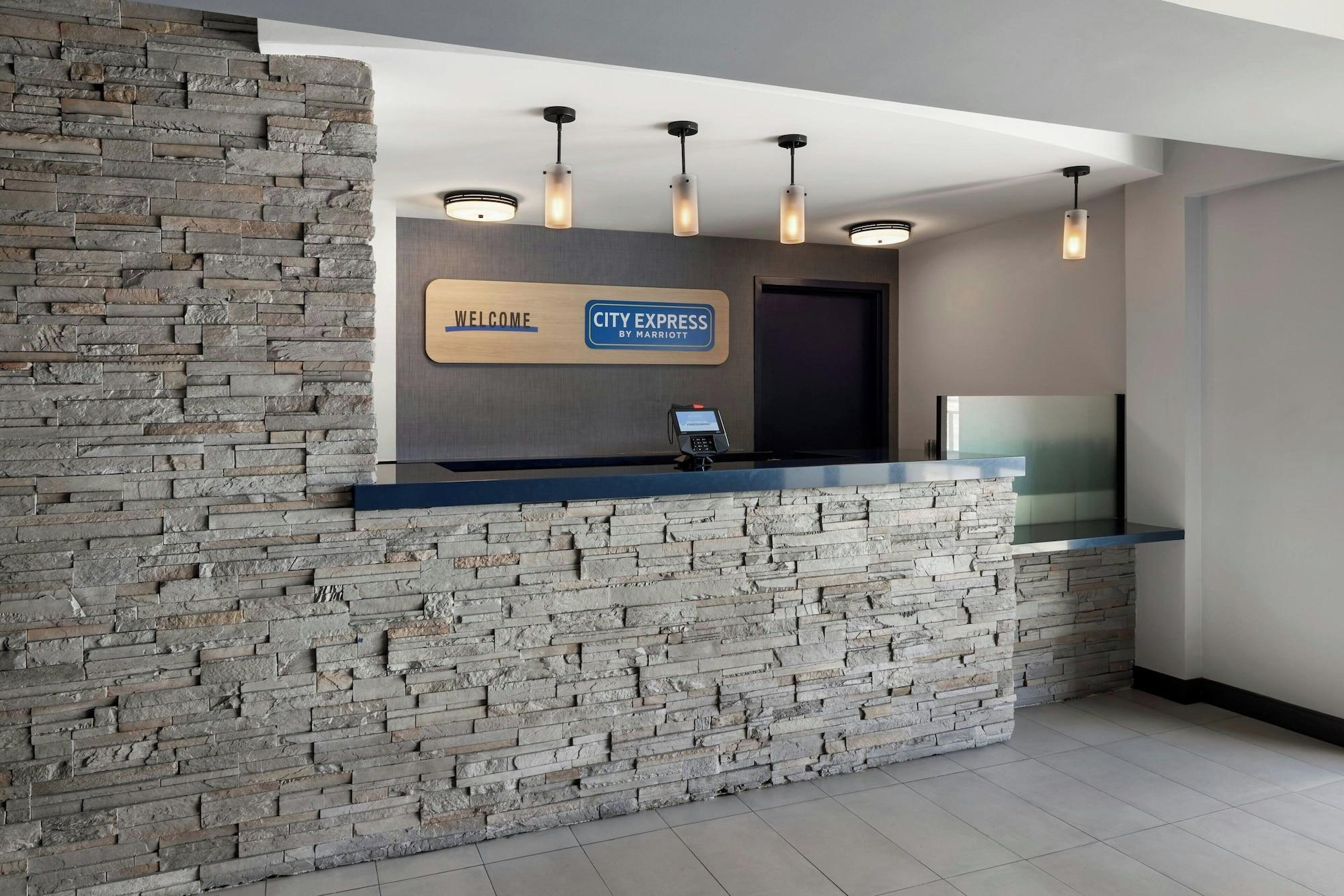 Vista Lobby City Express By Marriott Manhattan Beach