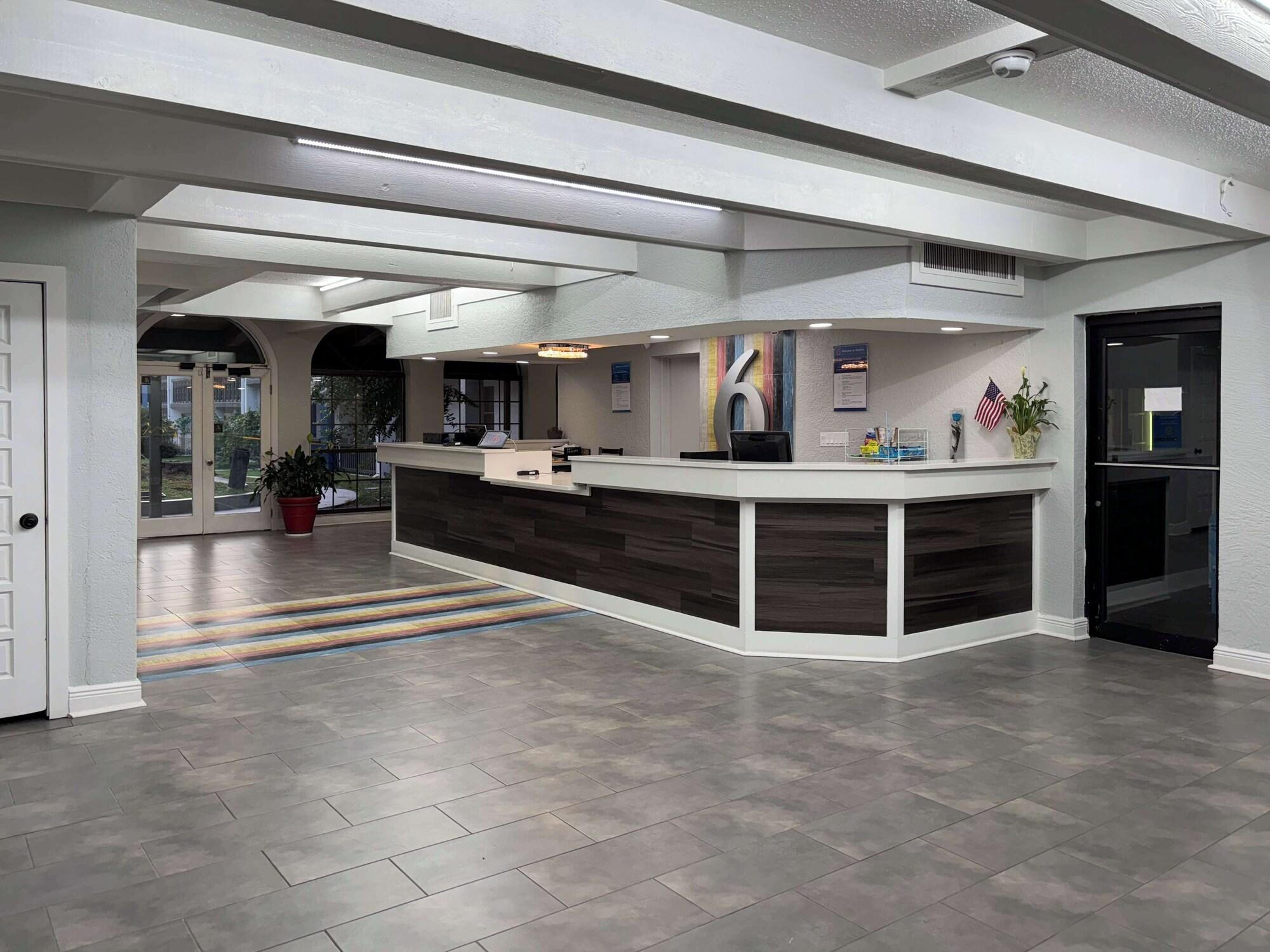Vista Lobby Motel 6 Tallahassee, FL – North Monroe